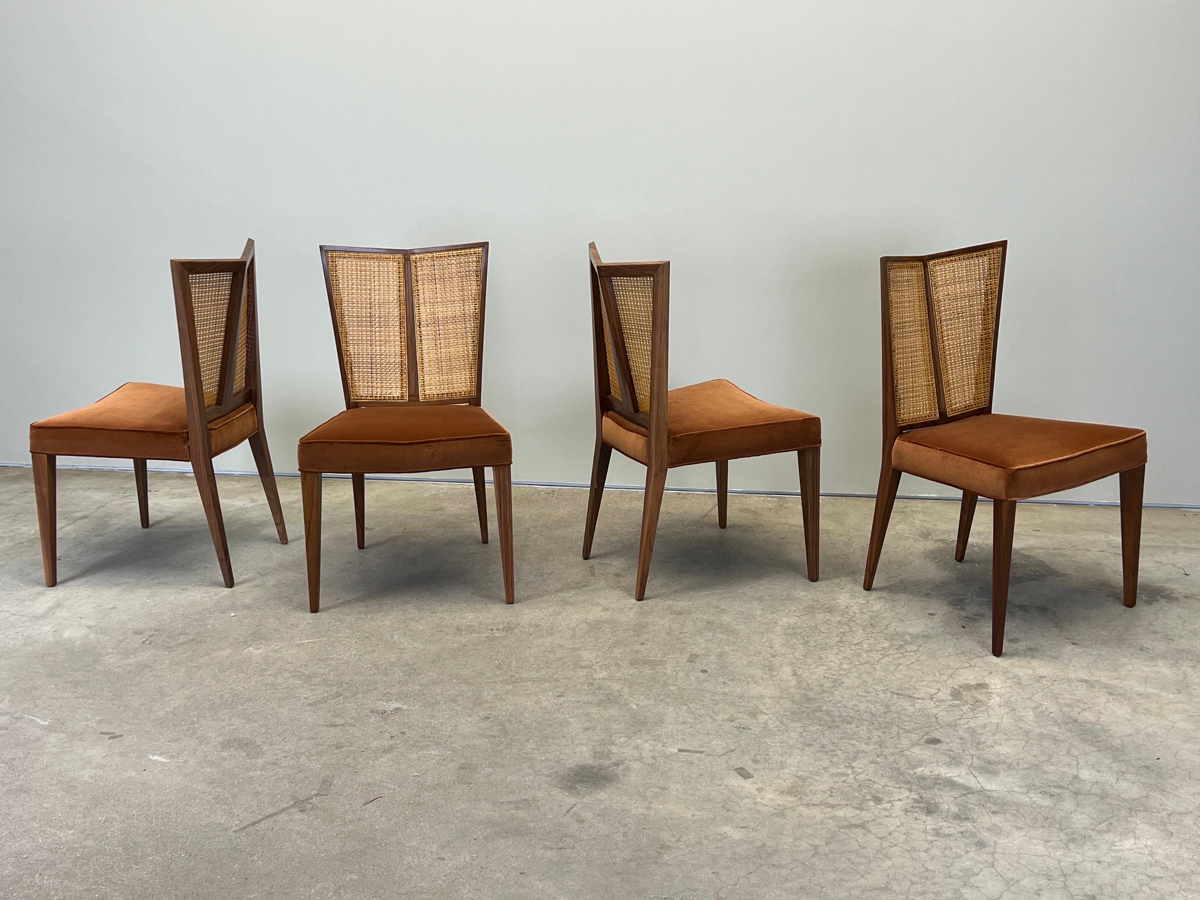 Conjunto de cuatro sillas de comedor con respaldo en V, bellamente restauradas, diseñadas por Michael Taylor para Baker. 
