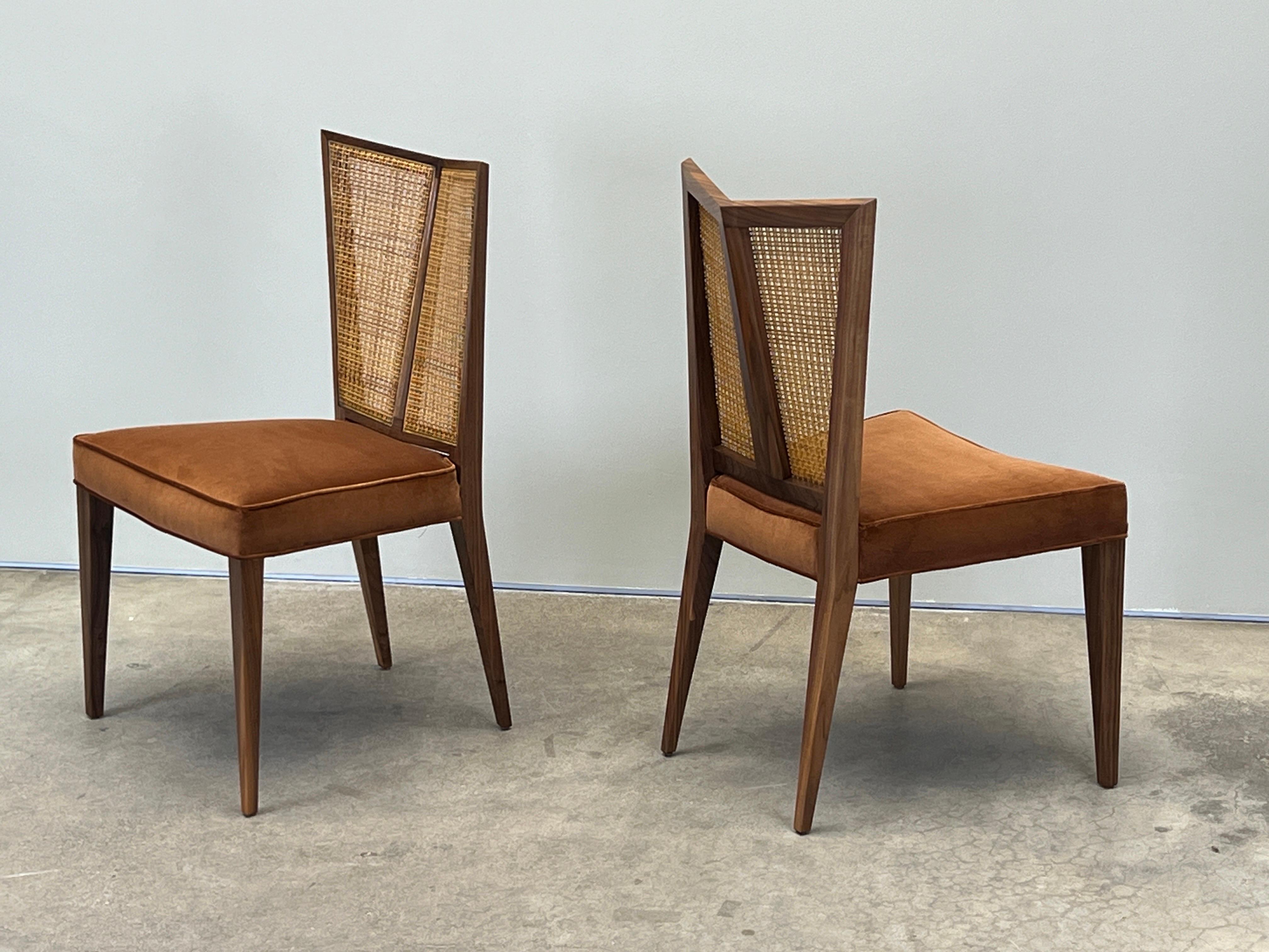 Cuatro sillas de comedor con respaldo en V de Michael Taylor para Baker en Bueno estado para la venta en Dallas, TX