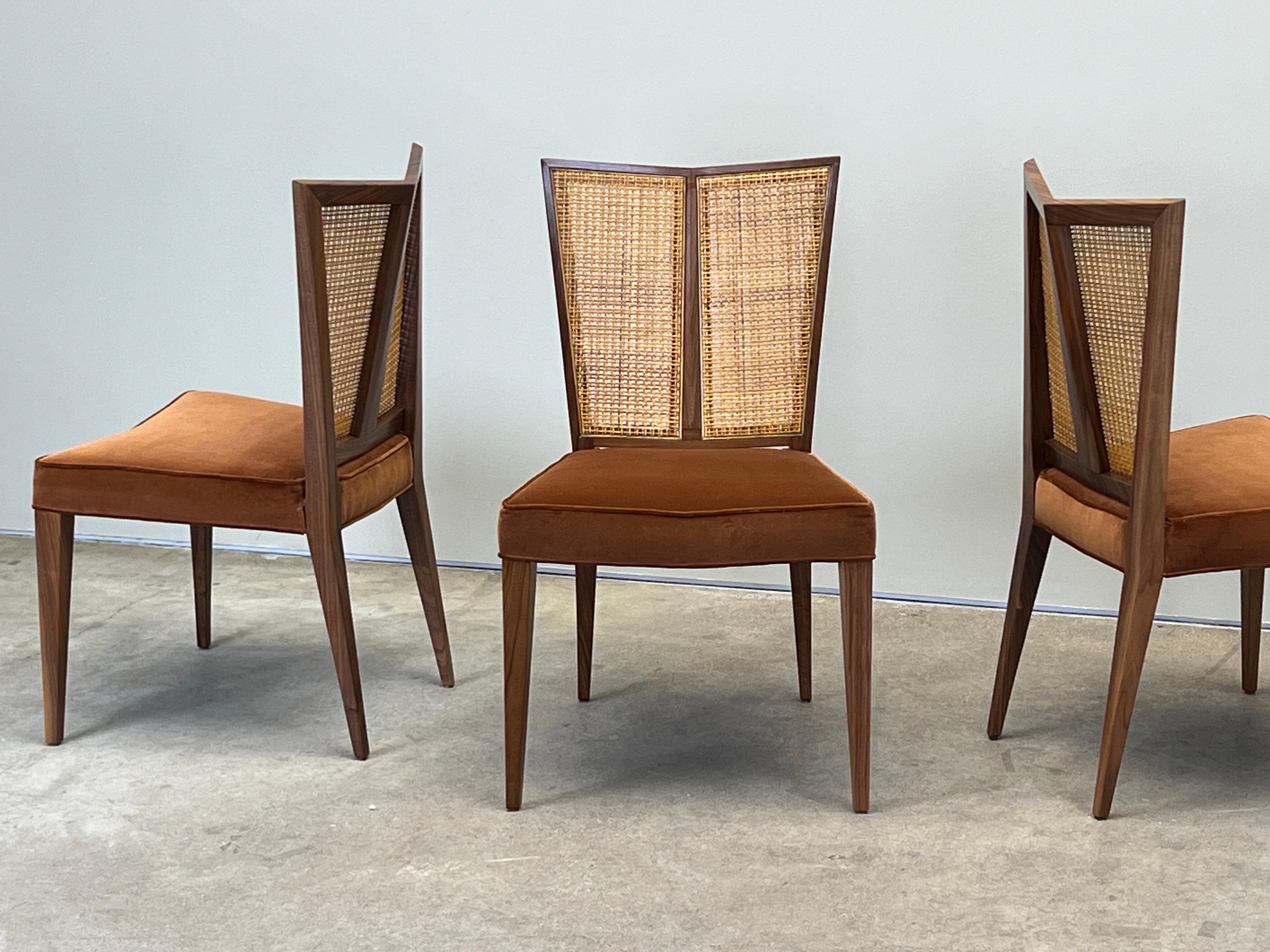 Cuatro sillas de comedor con respaldo en V de Michael Taylor para Baker mediados del siglo XX en venta