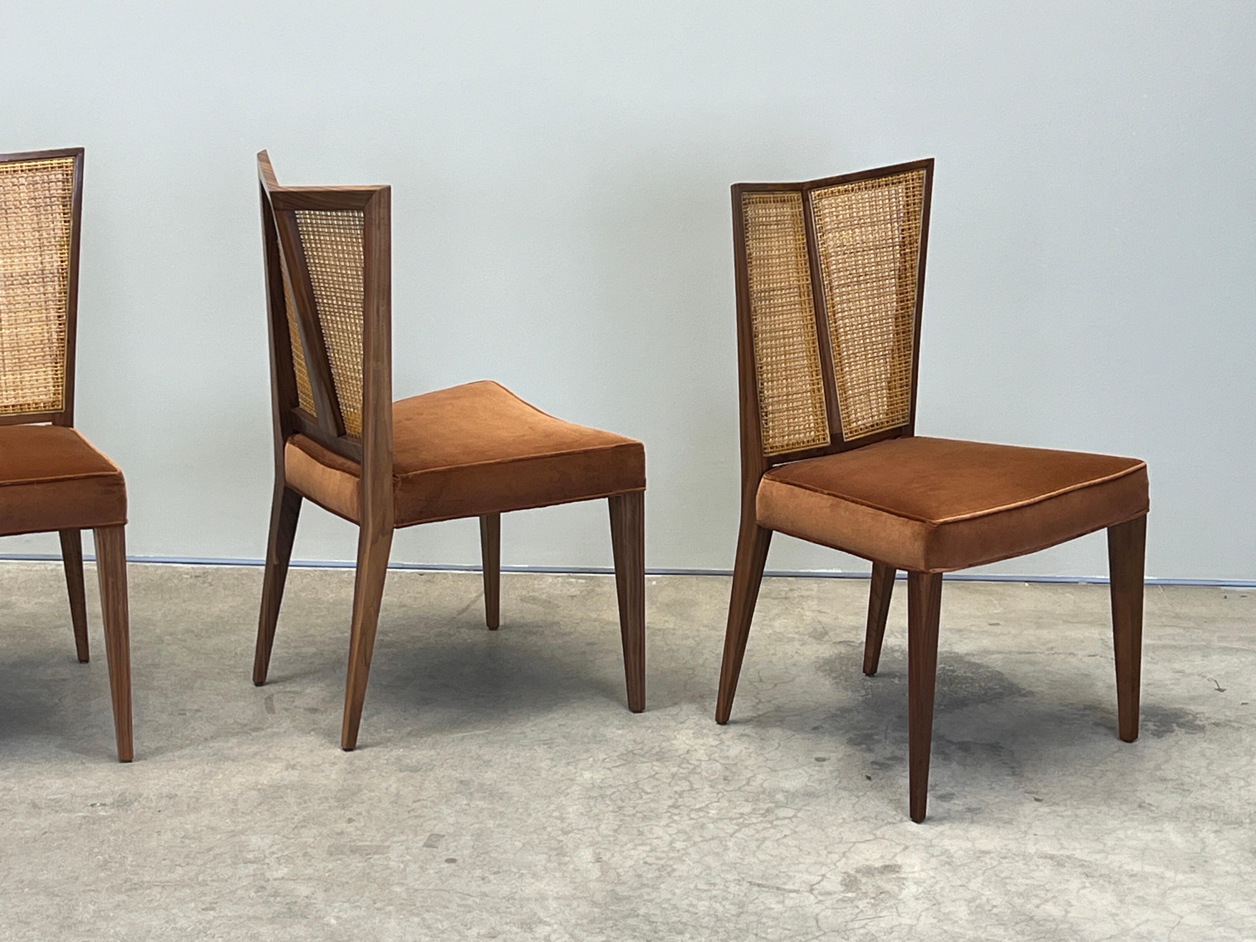 Cuatro sillas de comedor con respaldo en V de Michael Taylor para Baker Nogal en venta