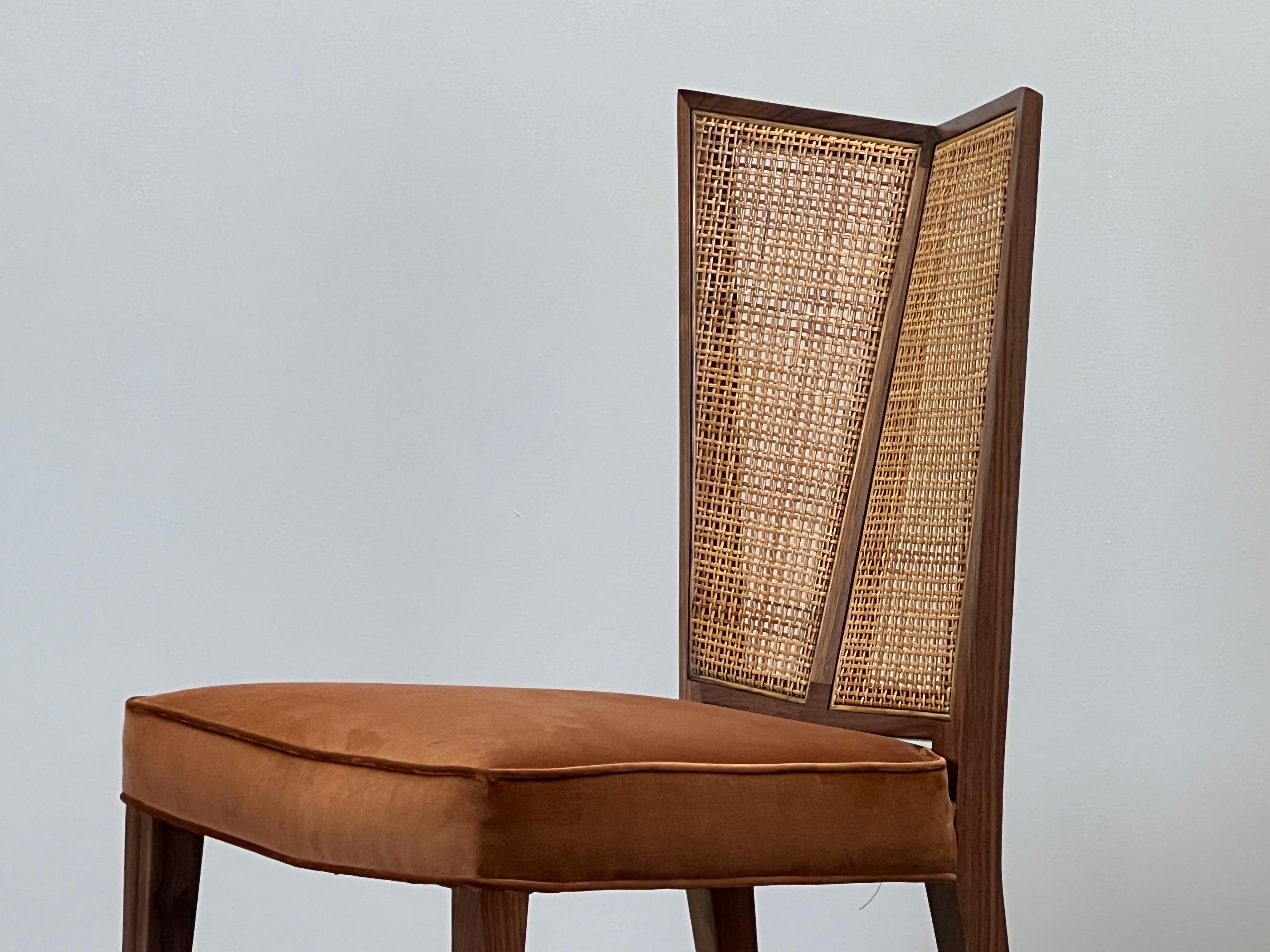 Cuatro sillas de comedor con respaldo en V de Michael Taylor para Baker en venta 2