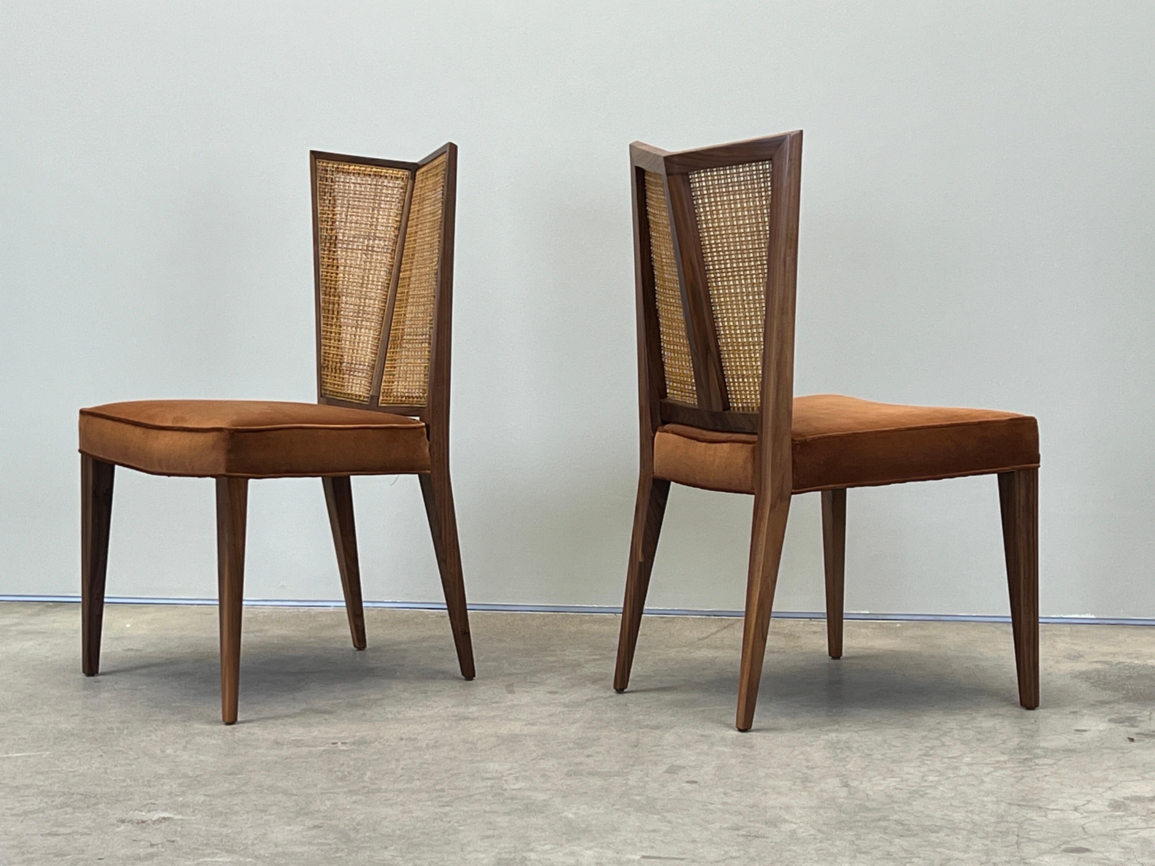 Cuatro sillas de comedor con respaldo en V de Michael Taylor para Baker en venta 3