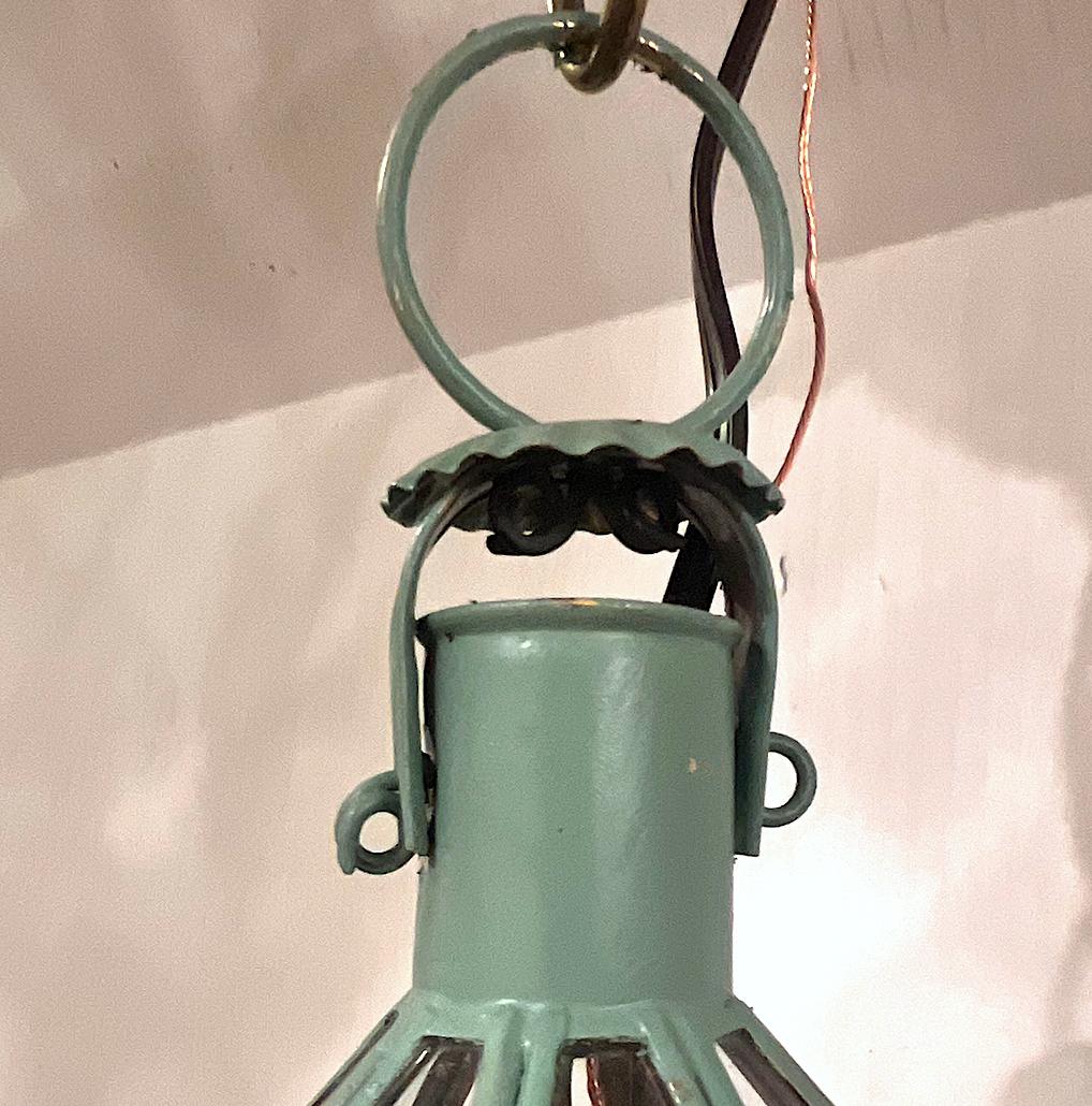 Juego de cuatro faroles italianos de metal pintado en verdigris, de la década de 1950, con 3 luces. Se venden por unidades.

Medidas:
Altura del cuerpo: 22
Caída actual: 27
Diámetro: 9,5