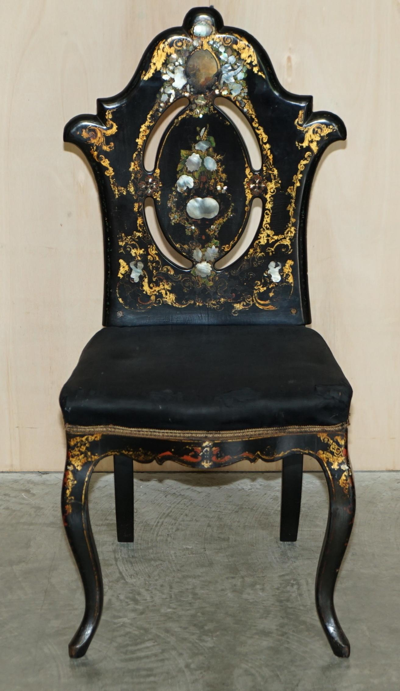 Wir freuen uns, diese vier exquisiten, originalen Regency-Stühle mit Intarsien aus Perlmutt und schwarzem Lack aus der Zeit um 1815 zum Verkauf anbieten zu können

Eine sehr gut aussehende, gut gemachte und dekorative Garnitur, in Wahrheit habe