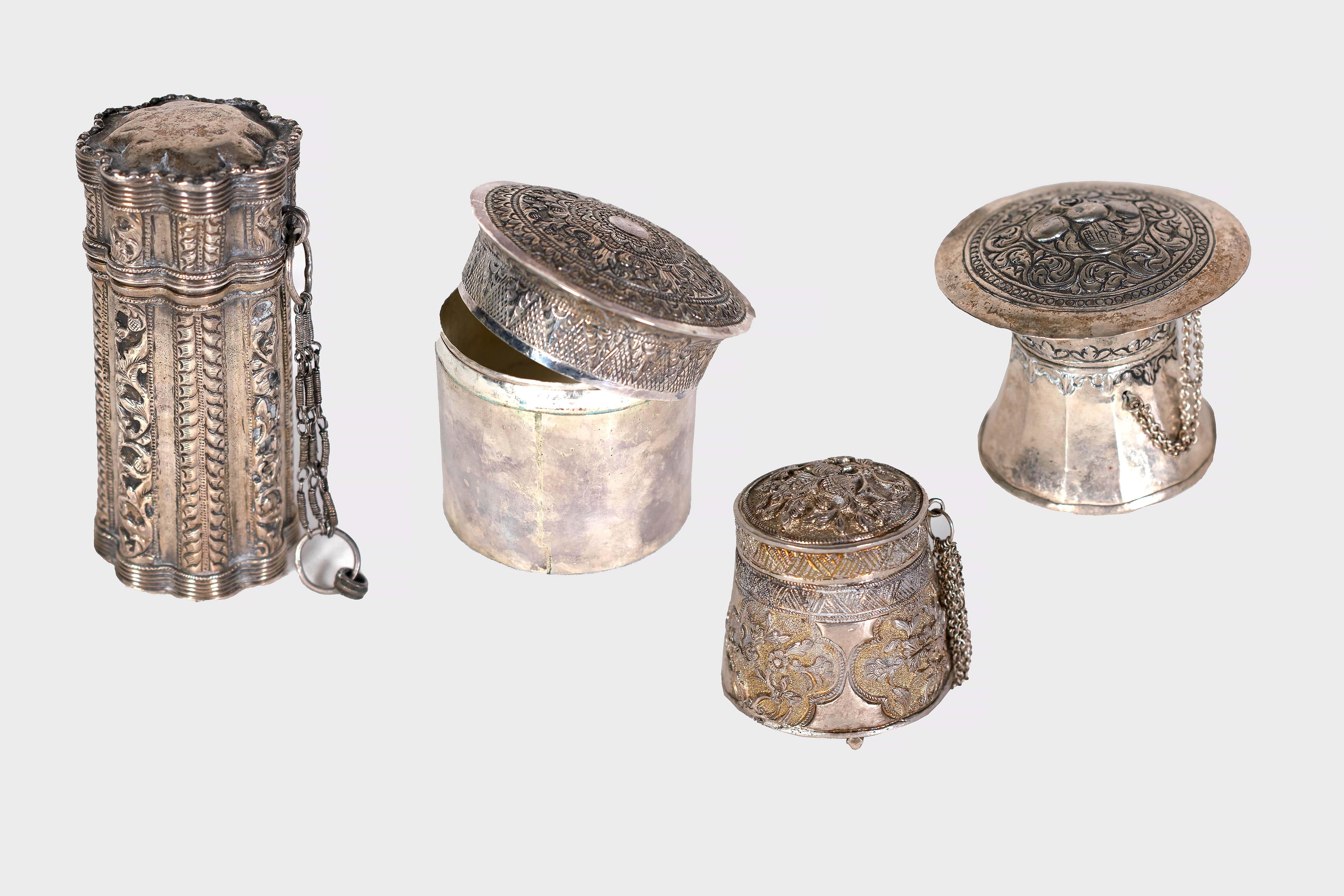 Four Vessels with Indonesian Lids in Repoussé Silver In Good Condition For Sale In Roma, IT