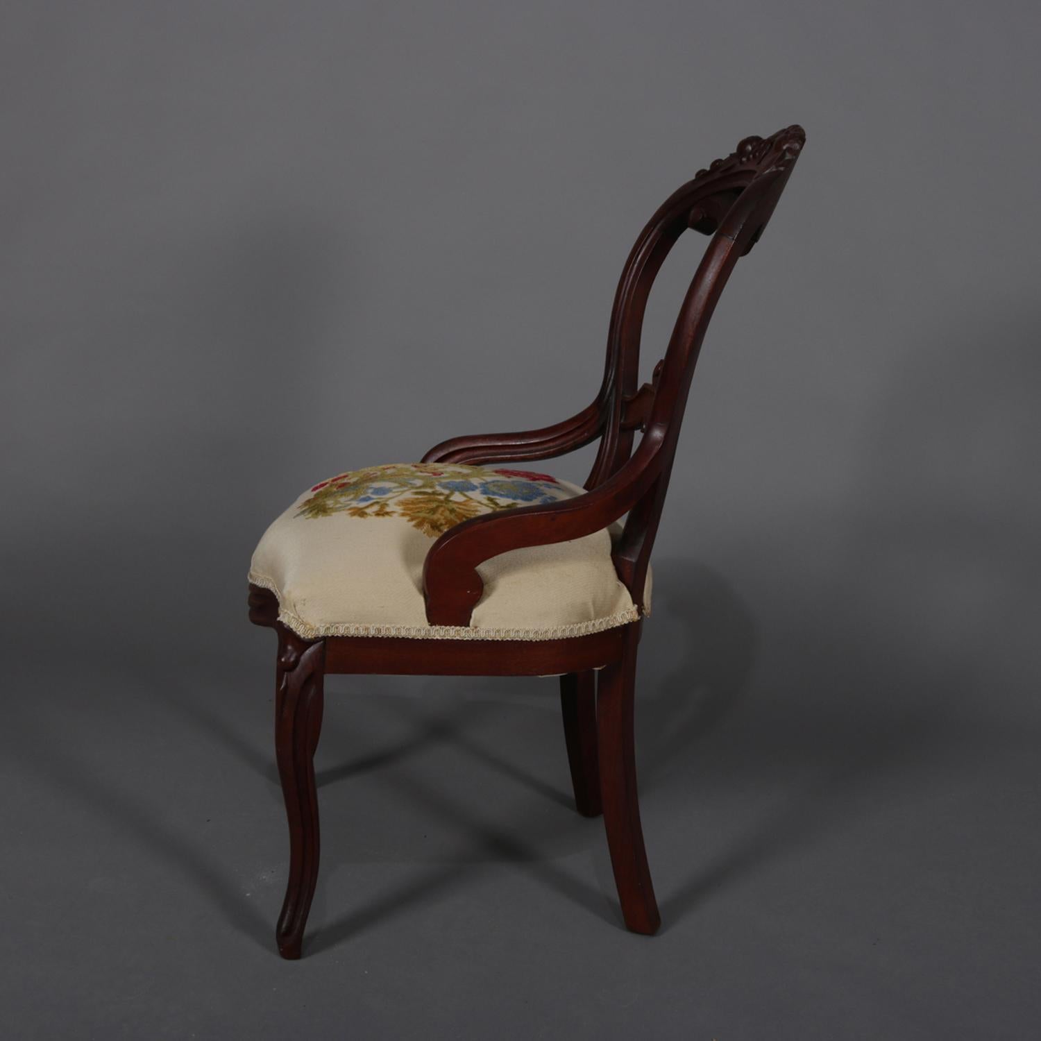 Vier viktorianische Stühle mit geschnitztem Nussbaumholz und Kreppstickerei und Ballonrücken (amerikanisch)