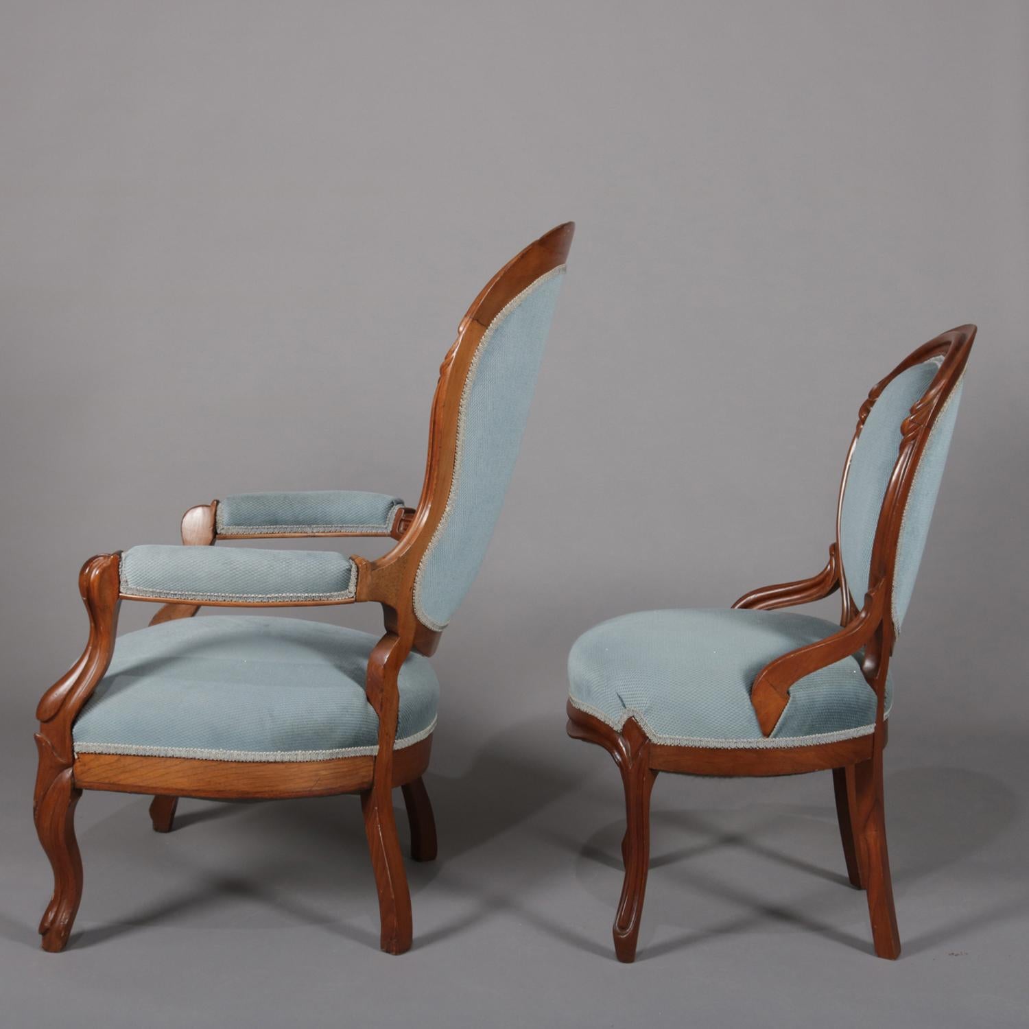 Vier gepolsterte viktorianische Stühle aus geschnitztem Nussbaumholz:: um 1910 (Viktorianisch)