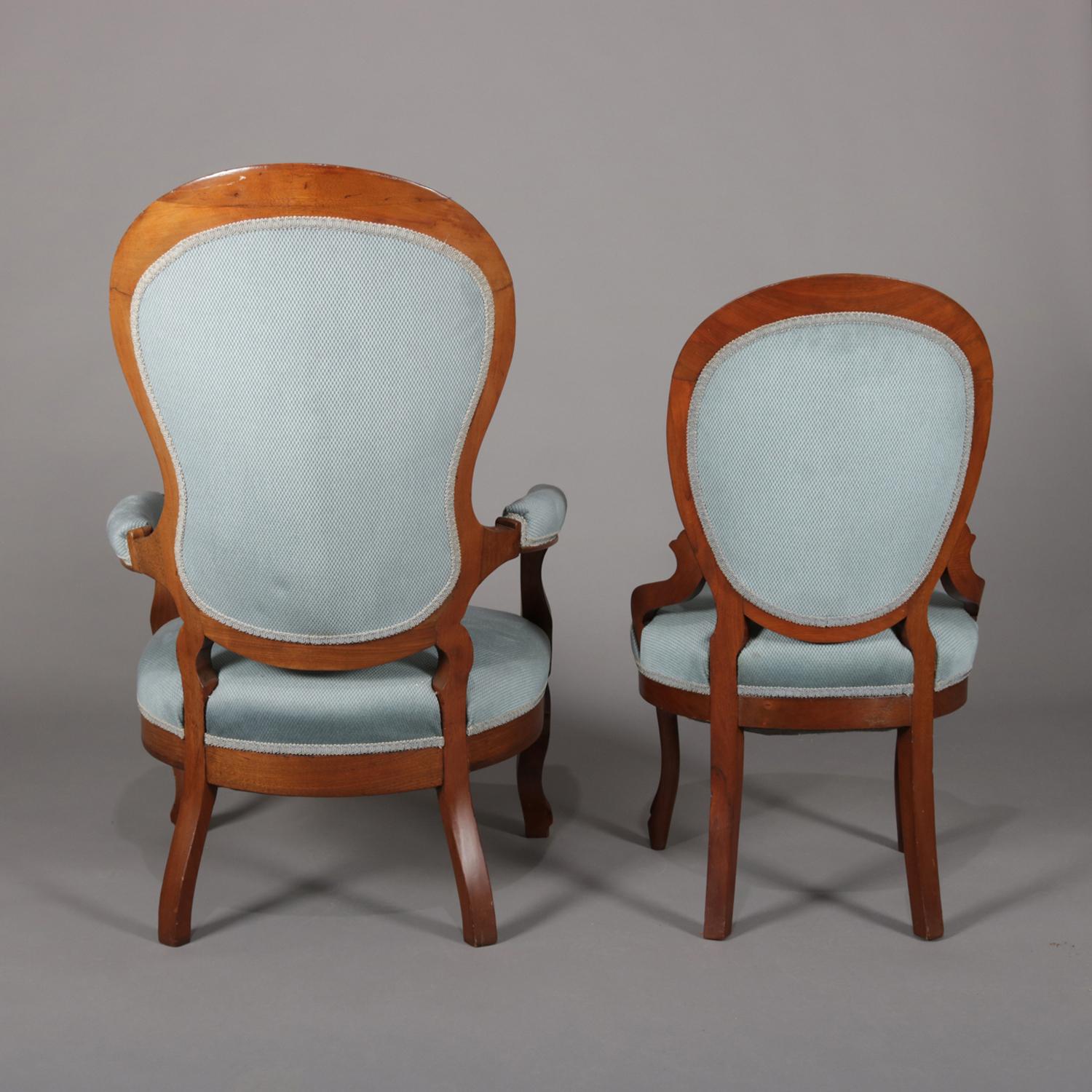 Vier gepolsterte viktorianische Stühle aus geschnitztem Nussbaumholz:: um 1910 (amerikanisch)