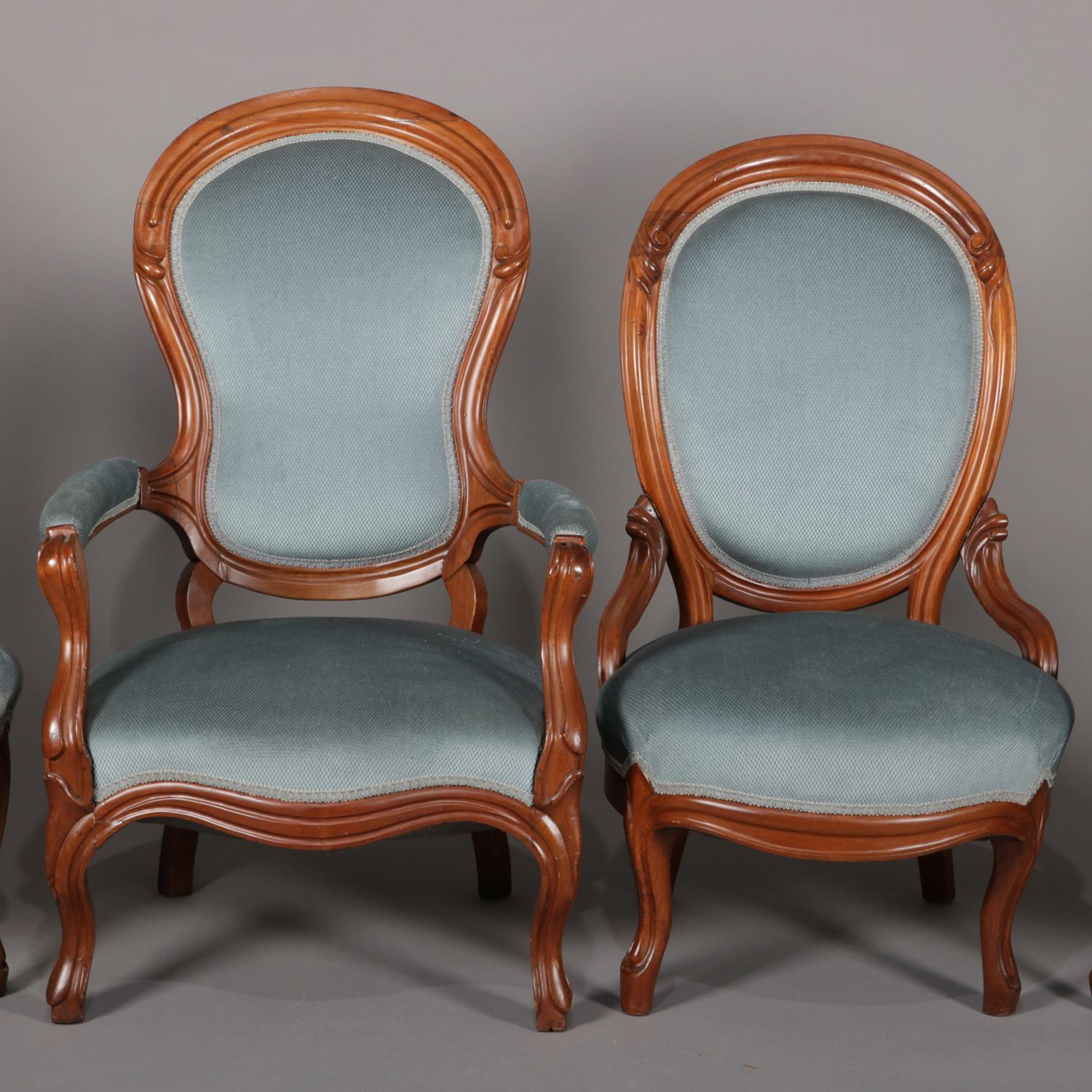 Vier gepolsterte viktorianische Stühle aus geschnitztem Nussbaumholz:: um 1910 (Geschnitzt)