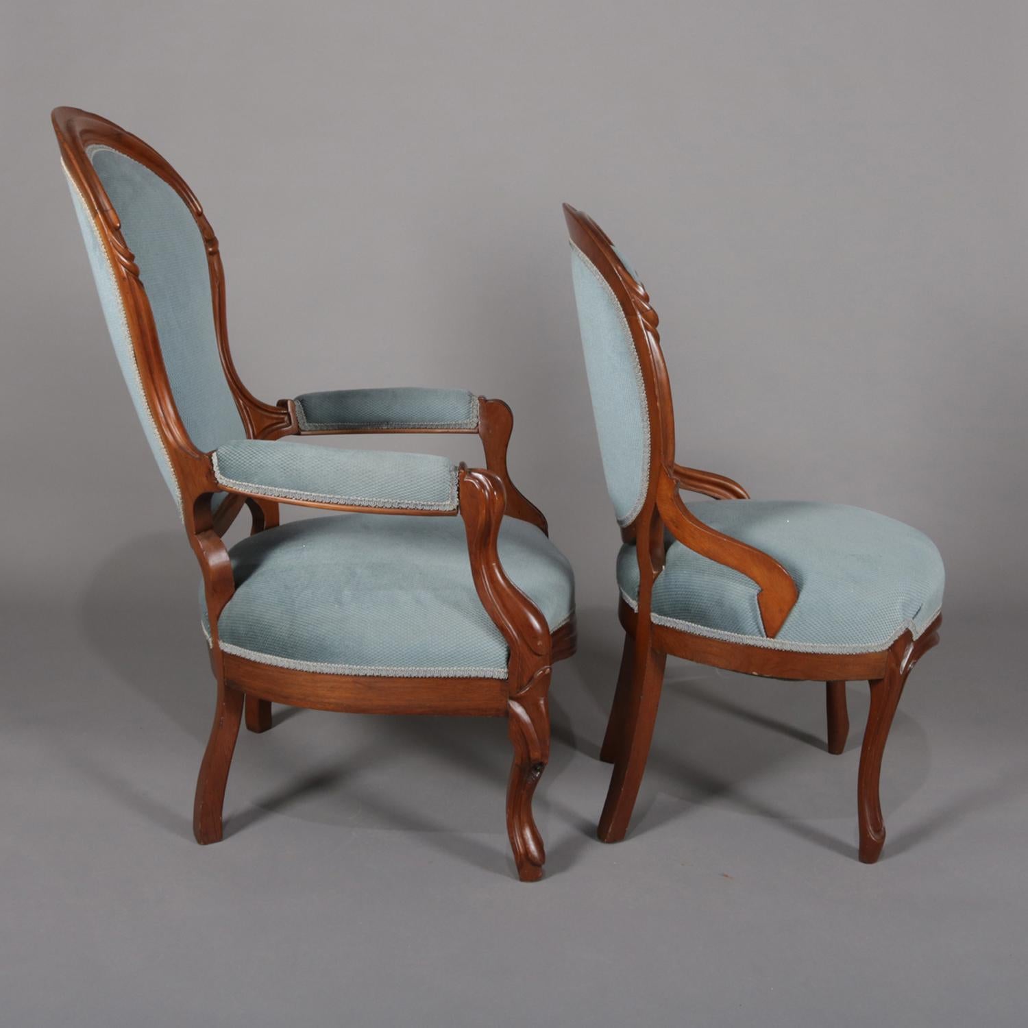 Vier gepolsterte viktorianische Stühle aus geschnitztem Nussbaumholz:: um 1910 im Zustand „Gut“ in Big Flats, NY