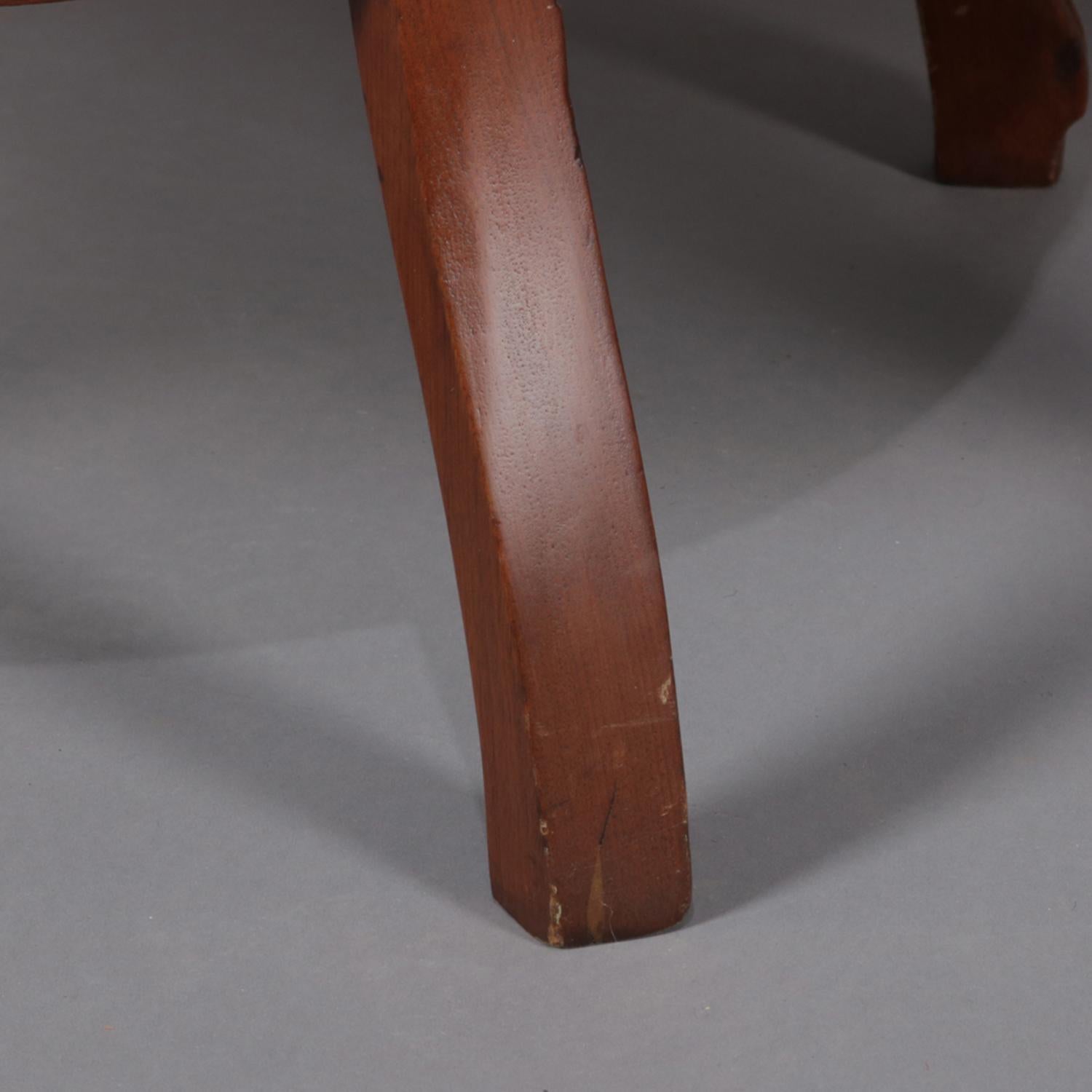 Vier gepolsterte viktorianische Stühle aus geschnitztem Nussbaumholz:: um 1910 (20. Jahrhundert)