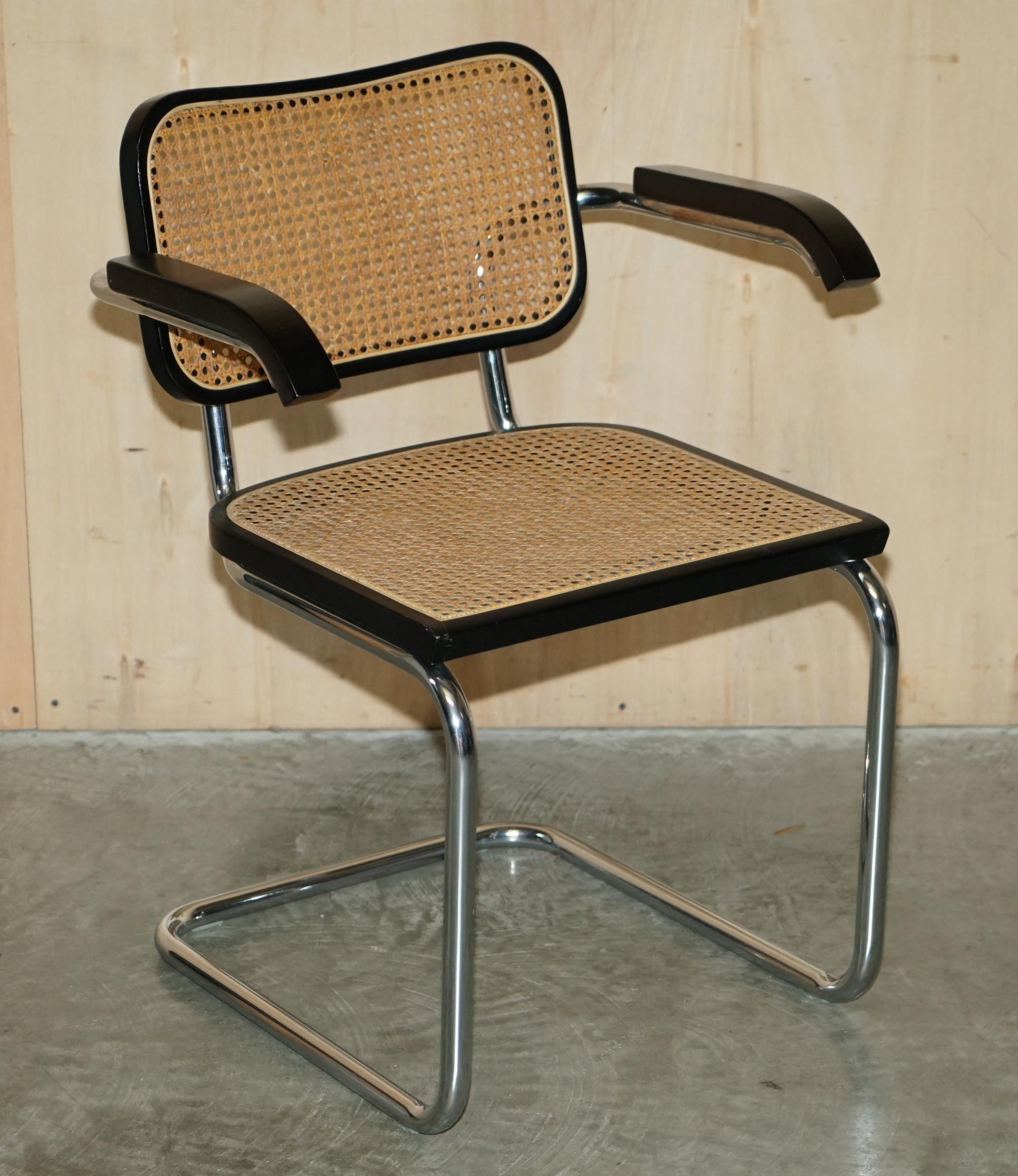 Nous sommes ravis d'offrir à la vente cette suite de quatre fauteuils Cesca, fabriqués en Italie et estampillés Marcel Breuer, avec des cadres chromés et un revêtement en bergère. 

Ces chaises sont vraiment très rares, il est difficile de trouver