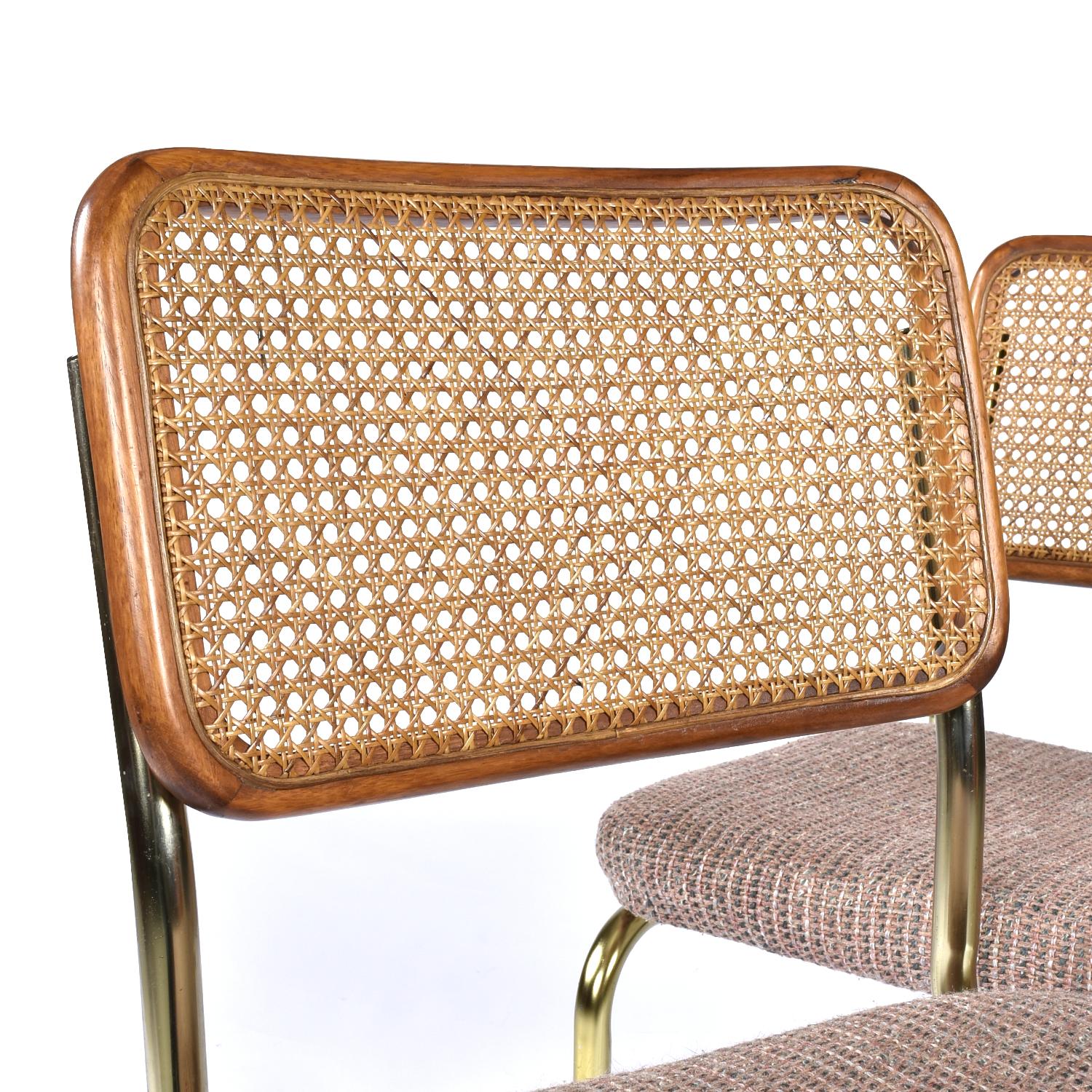 Ensemble de quatre chaises vintage cannées de style Cesca avec des sièges rembourrés en mauve. Les chaises Nineteen-Laties datent des années 1980. Les chaises sont dotées d'un élégant piétement luge. Cette forme de ressort ajoute un effet de