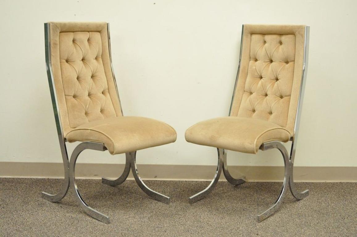 Set of four vintage Mid-Century Modern chrome X-form dining side chairs. Item features sleek chrome frames, comfortable form, and beige tufted upholstery, circa 1985. Measurements: 38
