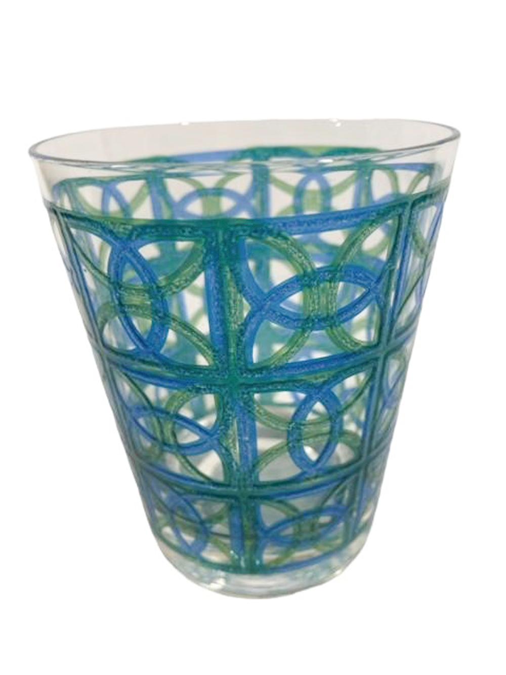 Set aus 4 doppelten Old Fashioned Gläsern, verziert mit durchscheinenden grünen und blauen ineinandergreifenden geometrischen Mustern auf klarem Glas. Diese Gläser wurden von Irene Pasinski für Washington Glass entworfen und sind mit Pasinski über