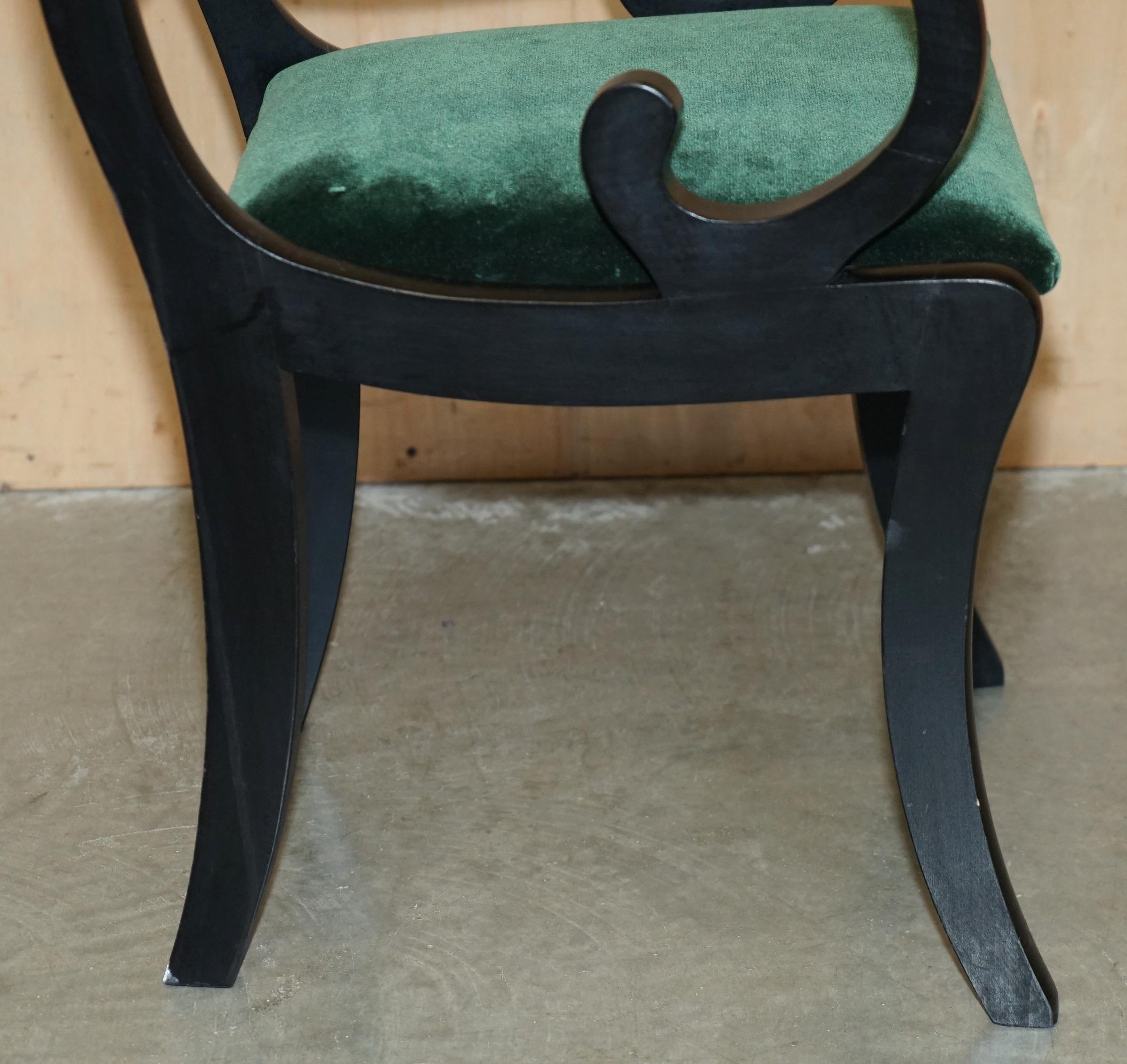 FOUR VINTAGE ENGLISH REGENCY EBONISED SABRE LEG GREEN VELVET DINING CHAiRS 4 For Sale 6