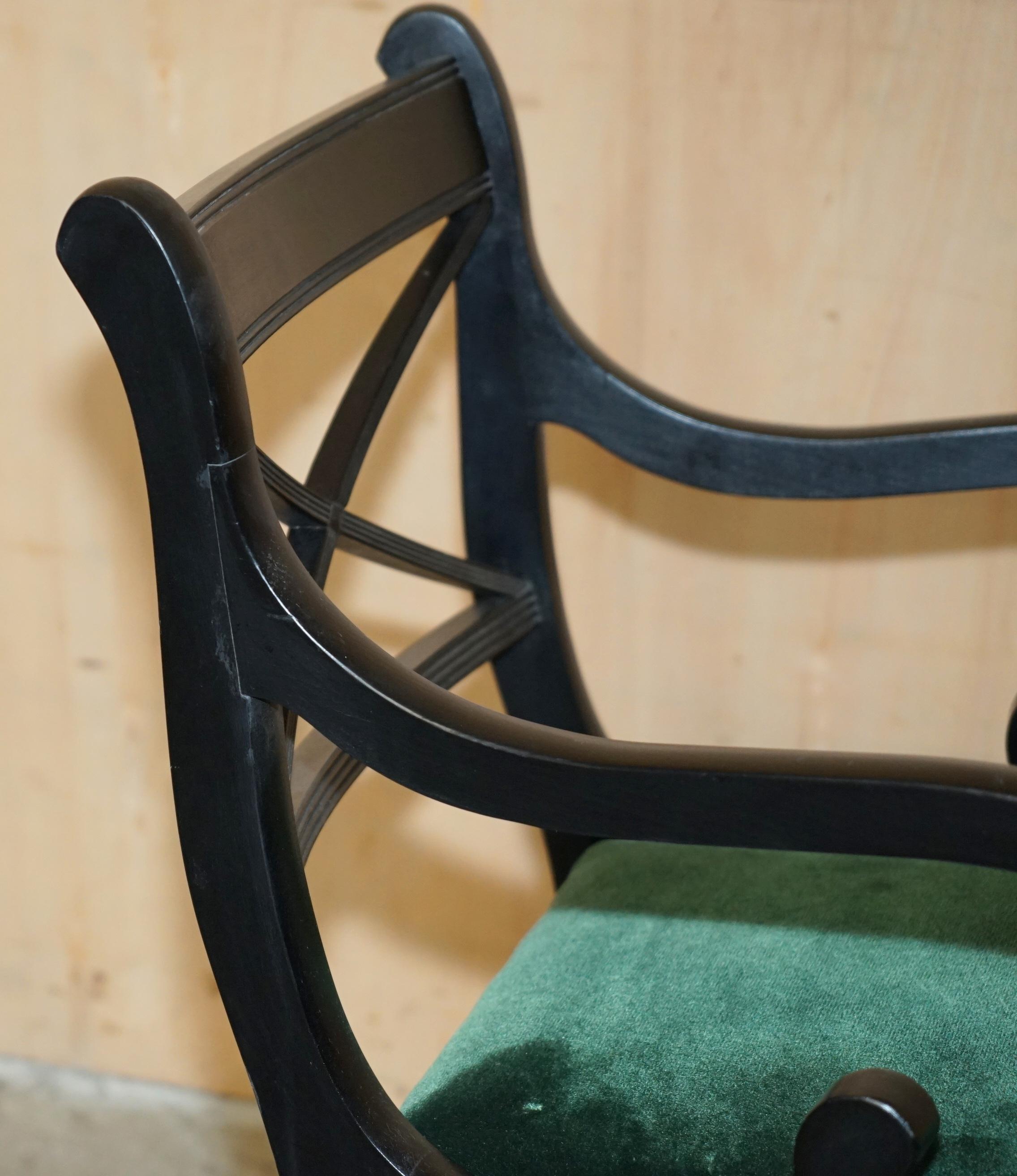 FOUR VINTAGE ENGLISH REGENCY EBONISED SABRE LEG GREEN VELVET DINING CHAiRS 4 For Sale 7