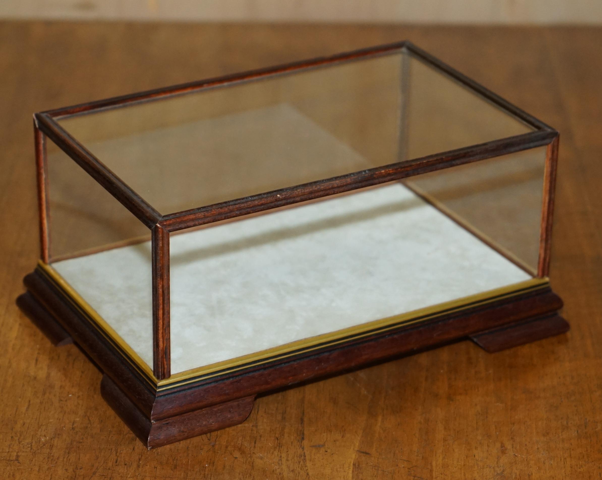 FOUR VINTAGE HARDWOOD & GLASS TABLE TOP DISPLAY CASES FOR TRiNKETS 21X32X15CM For Sale 5