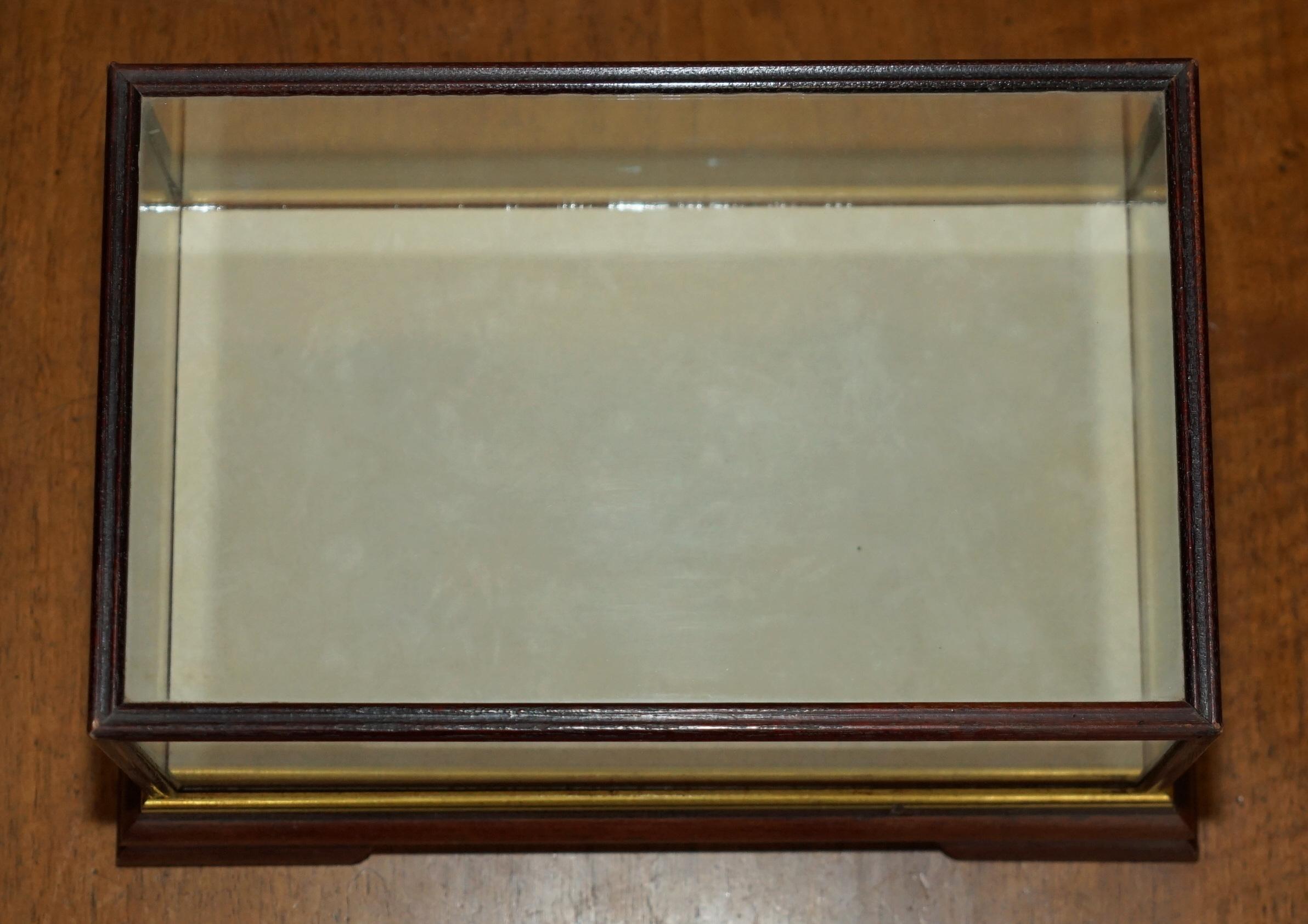 English FOUR VINTAGE HARDWOOD & GLASS TABLE TOP DISPLAY CASES FOR TRiNKETS 21X32X15CM For Sale