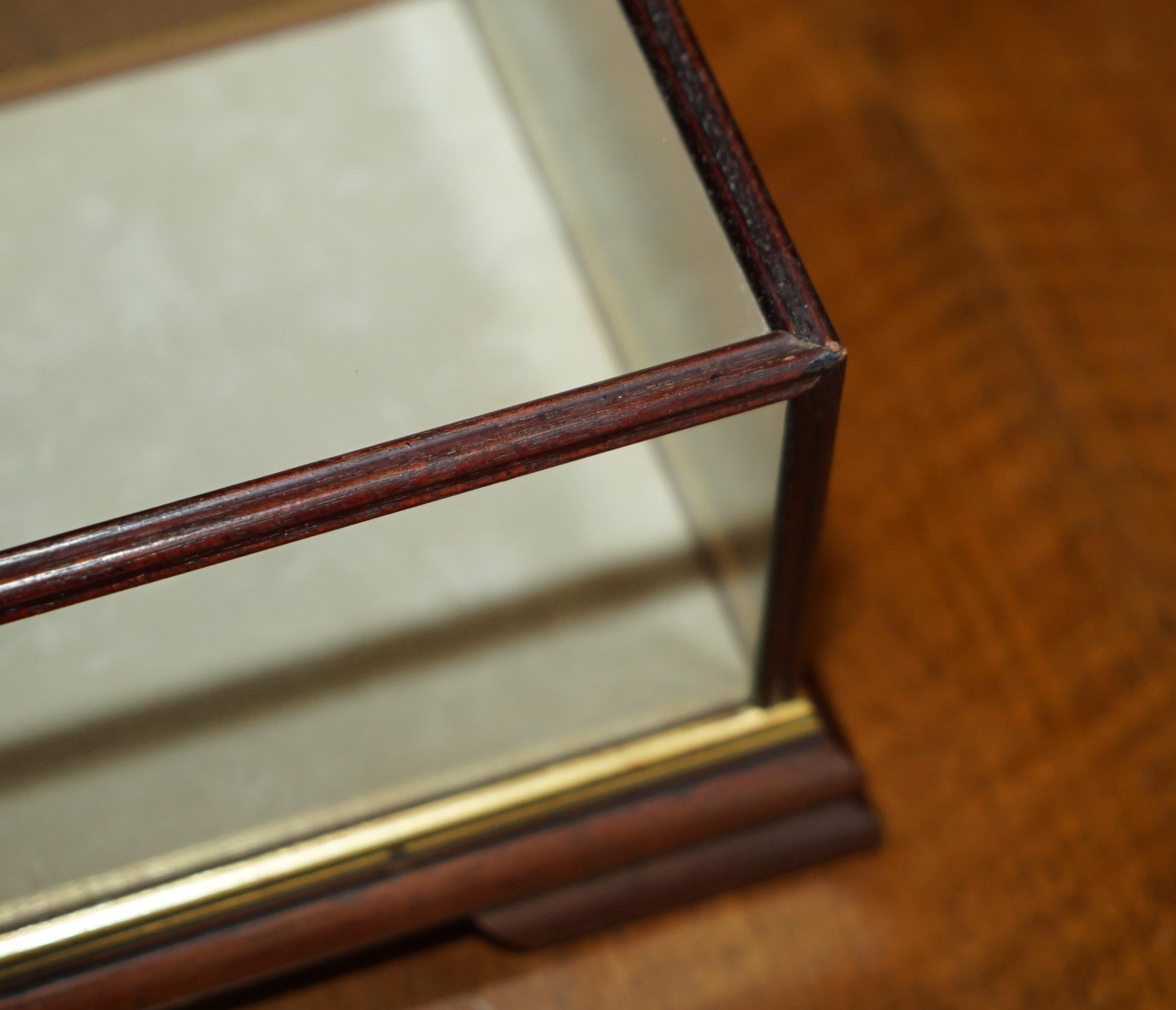 FOUR VINTAGE HARDWOOD & GLASS TABLE TOP DISPLAY CASES FOR TRiNKETS 21X32X15CM In Good Condition For Sale In West Sussex, Pulborough