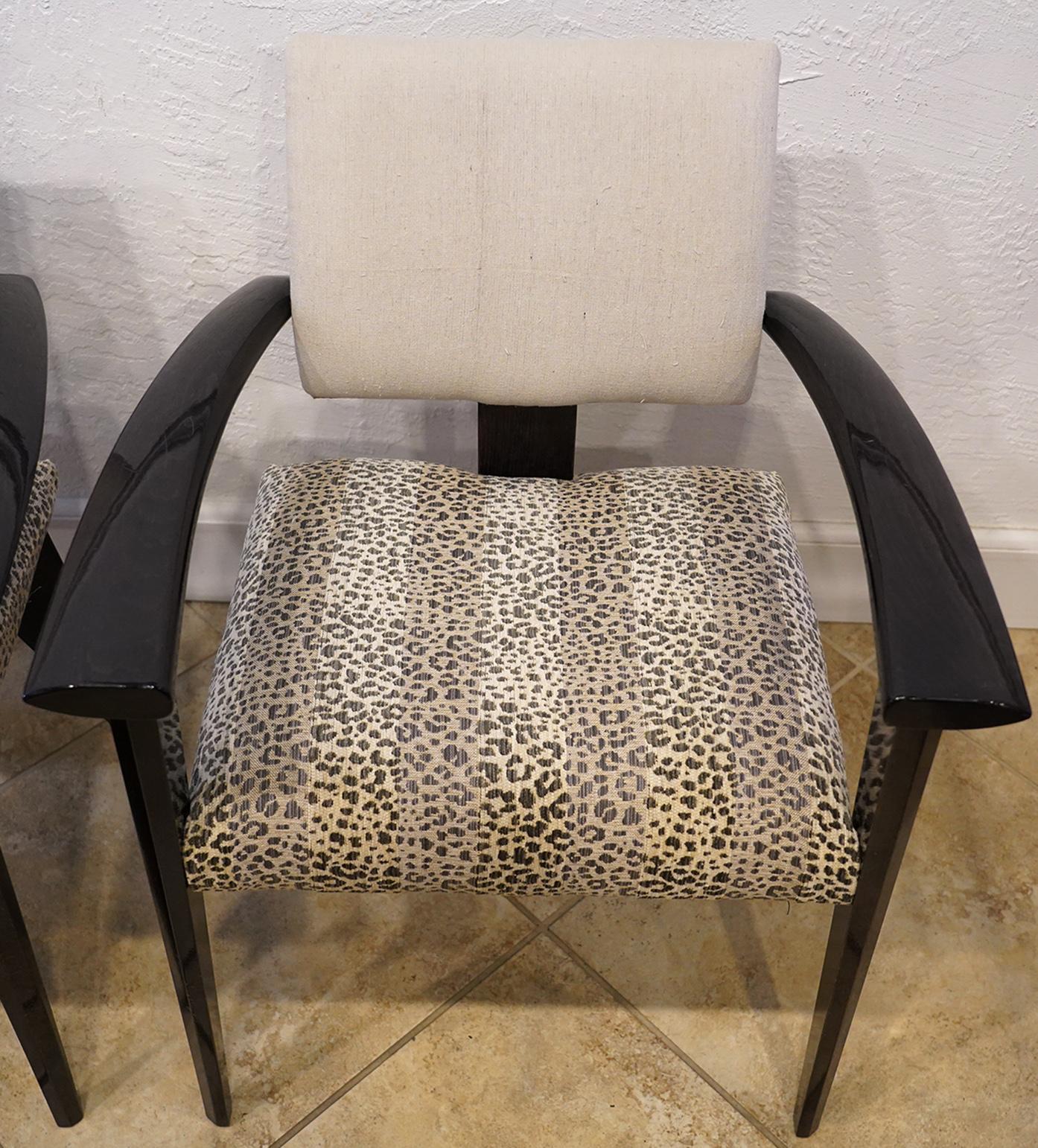 Vier italienische lackierte Sessel mit gepolsterten Sitzen und Rückenlehnen (Moderne)