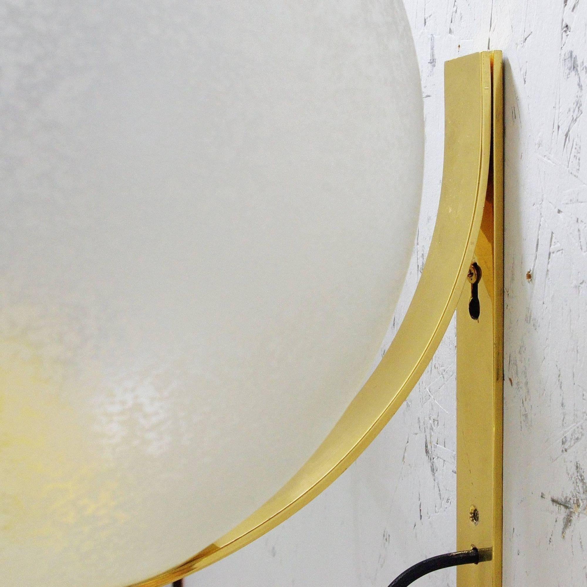 Ensemble de quatre appliques italiennes vintage avec des globes en verre de Murano transparent avec un beau givre gravé selon la technique Acidato, montées sur des supports en laiton massif dans le style de Seguso / Made in Italy in the
