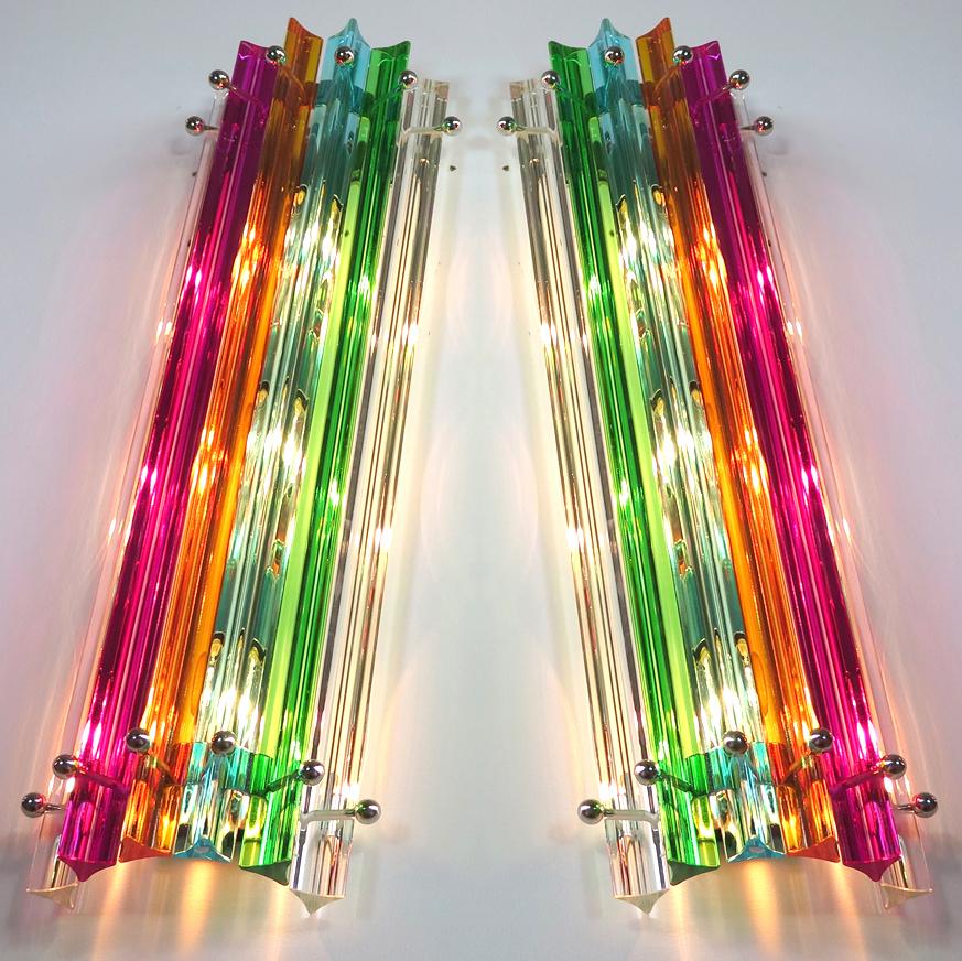 Vier Vintage Murano Wandleuchten - mehrfarbig versuchtri - Spalte Mariangela Modell
Fantastische vier von Vintage Murano Wandleuchte von 6 Murano-Kristall Prisma (versuchtri) für jede Applique in einem verchromten Metallrahmen gemacht. Die Form