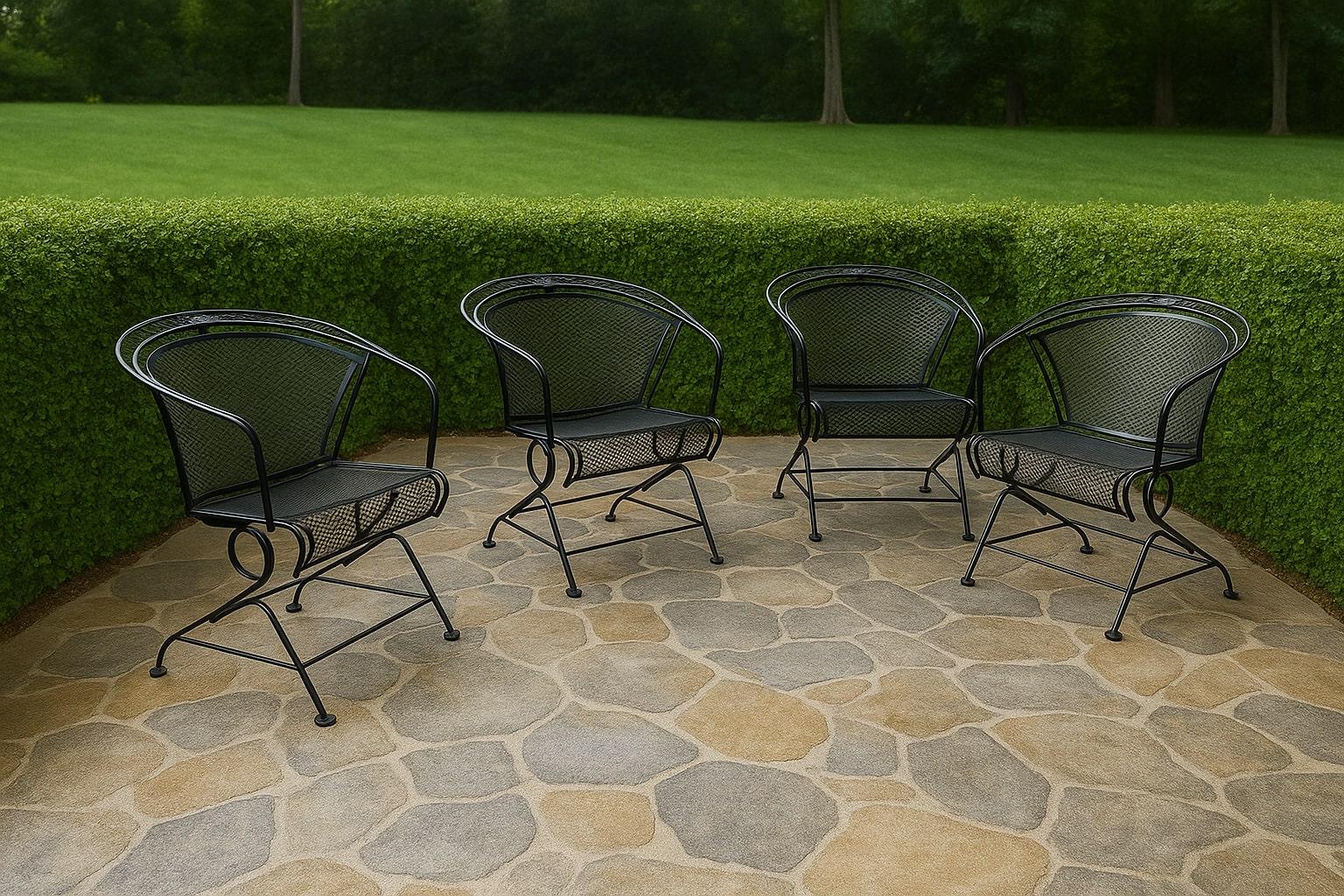 Russell Woodard Floral and Leaf Wrought Iron Barrel Chairs - Elegance et confort intemporels.

Les quatre chaises sont incluses

Élevez votre espace extérieur ou intérieur avec le charme classique des chaises tonneau en fer forgé à fleurs et à