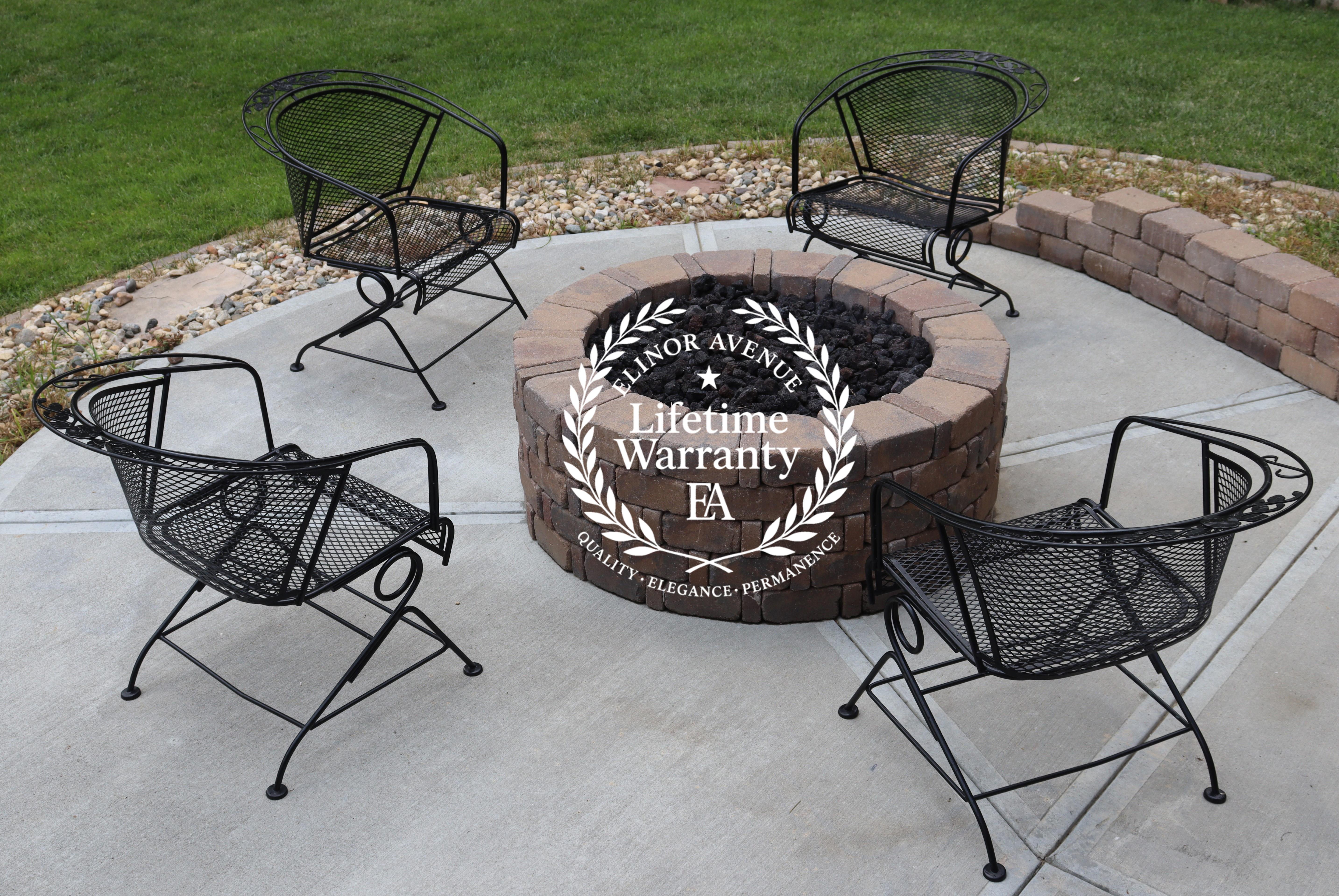Crea un'area salotto all'aperto rilassante e confortevole con queste bellissime sedie vintage Meadow Craft in ferro battuto con molla a spirale e il tavolo in ferro battuto da 60 pollici.

*OFFRIAMO UNA GARANZIA A VITA SU TUTTI GLI ACQUISTI