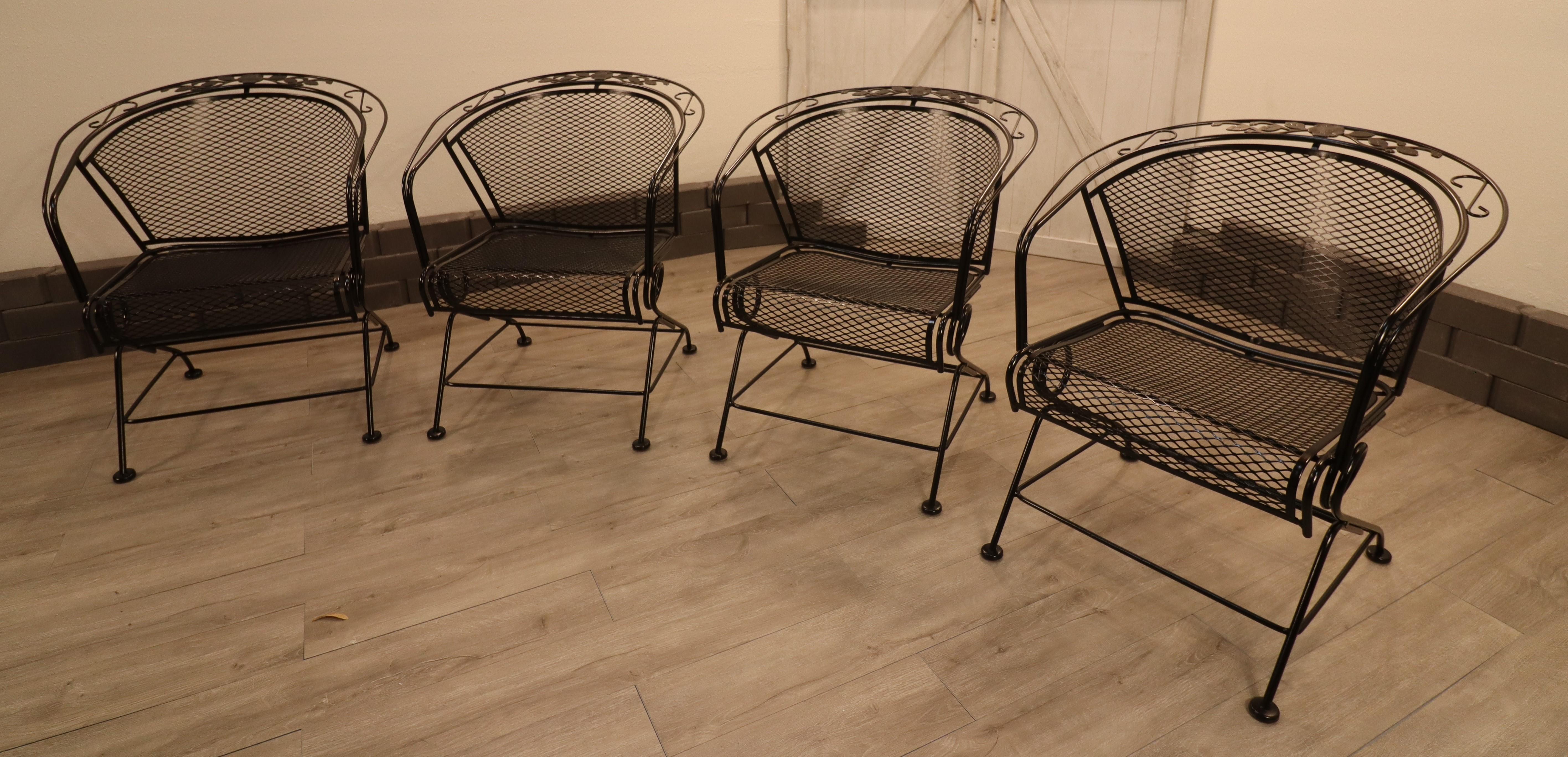 Américain Quatre chaises à enroulement florales et à feuilles de Meadow Craft Vintage en vente