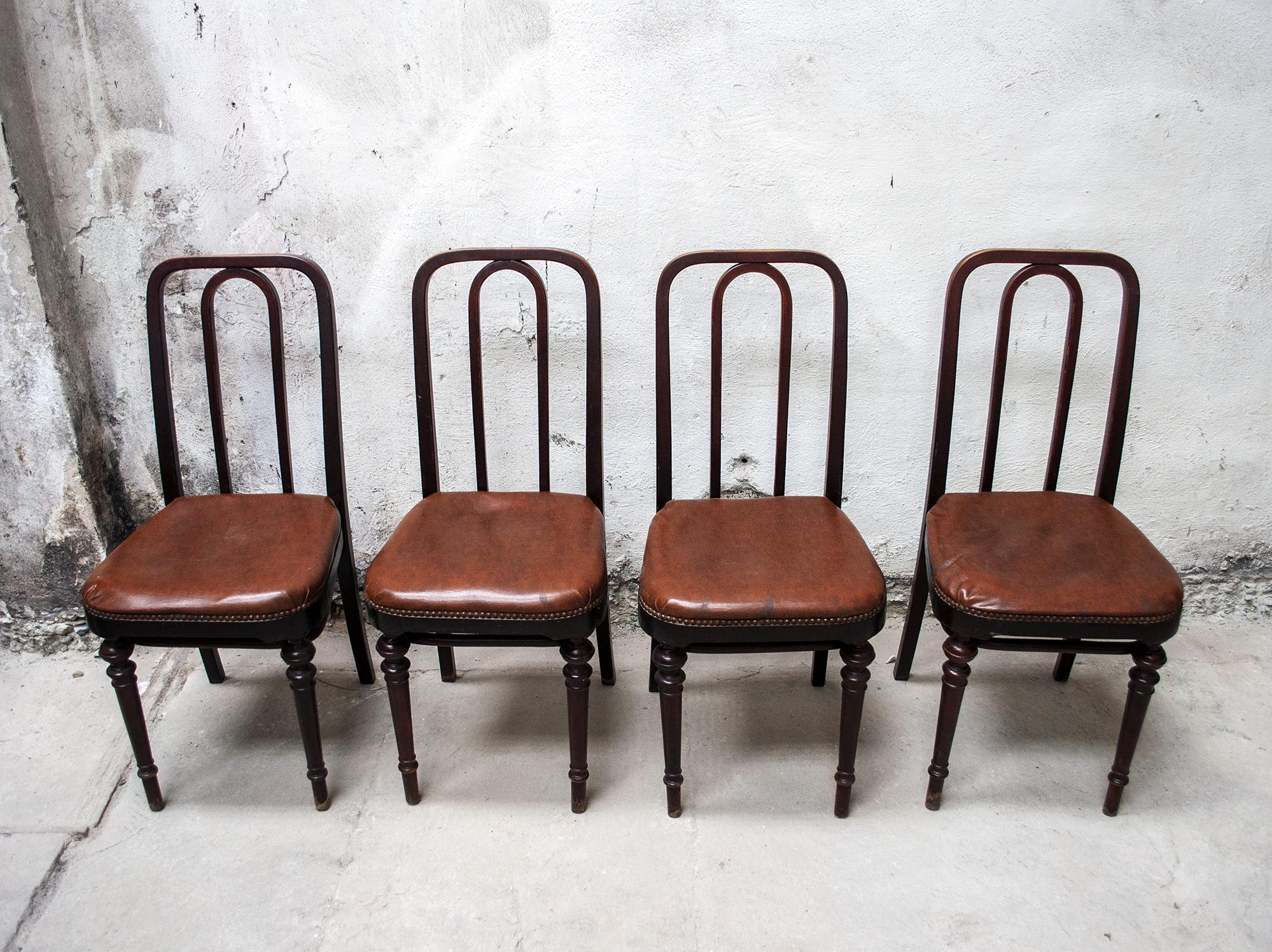 Four wooden chairs with faux leather upholstery.
To be upholstered
Production attributed to Thonet,
1910s.