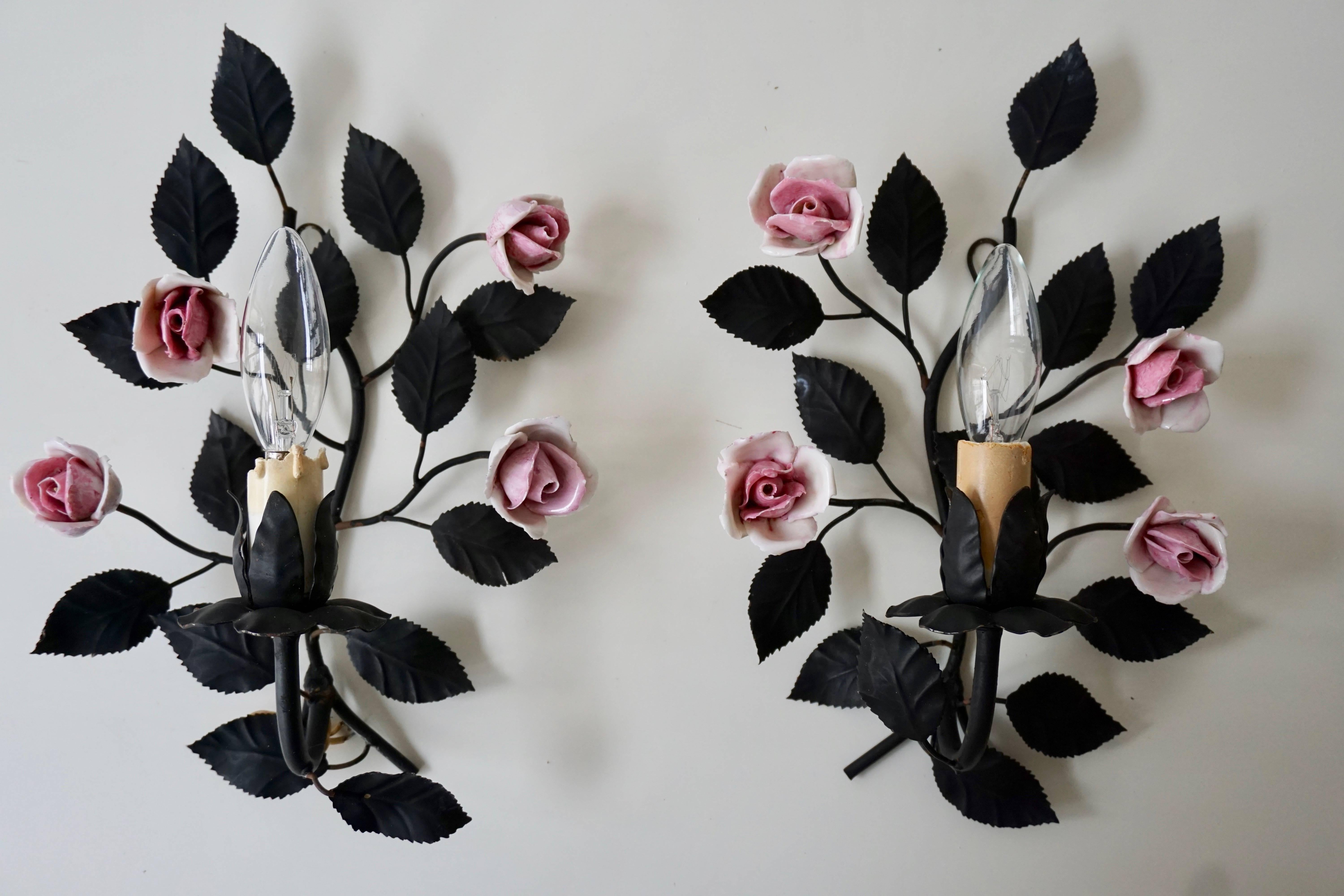 Four wall sconces in metal with porcelain flowers.
Measures: Height 30 cm.
Width 20 cm.
Depth 12 cm.