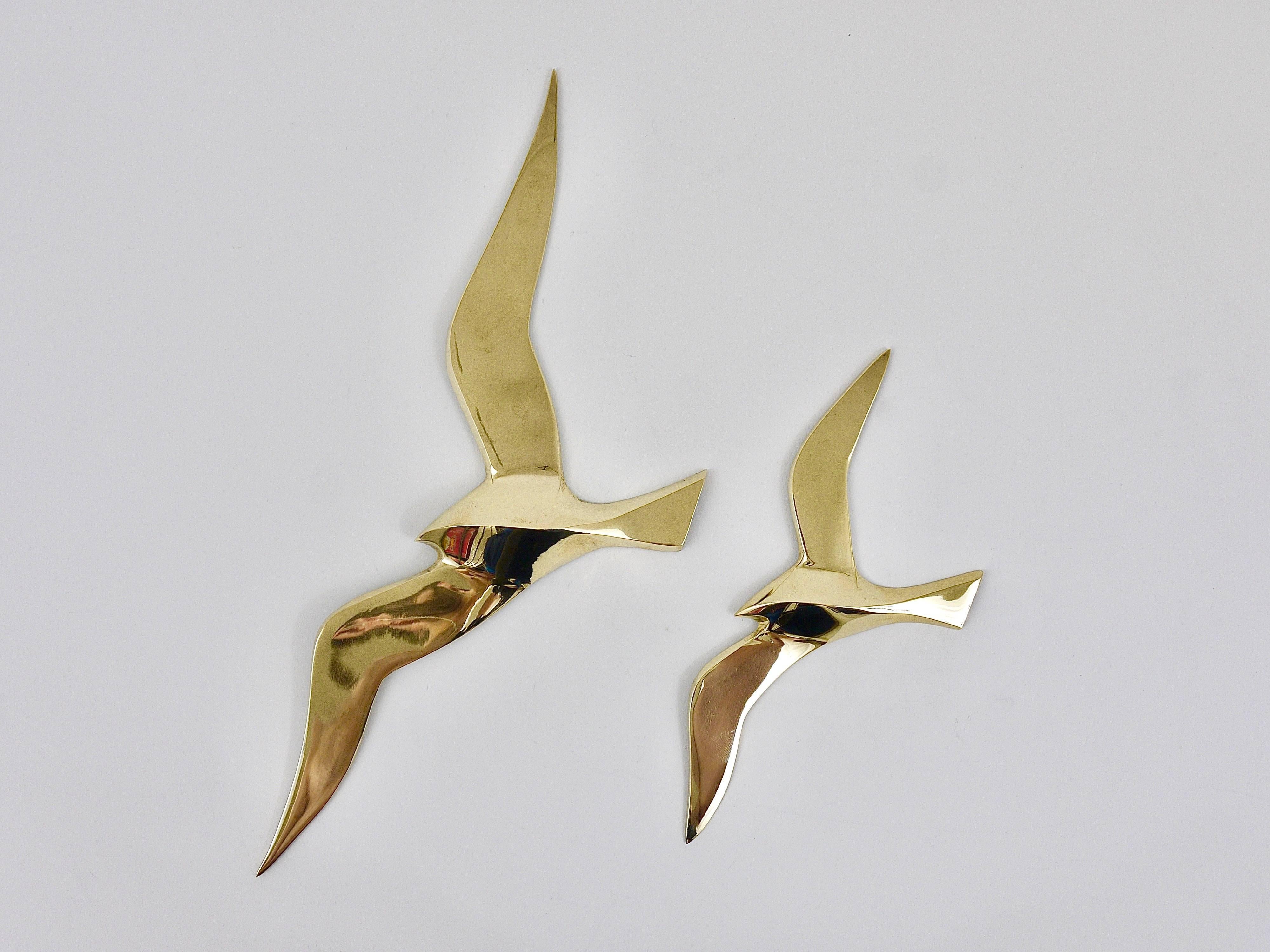 A set of four lovely wall-mounted modernist birds / gulls. Handmade of brass in the 1950s in Austria. Gently polished, in excellent condition. Width of the birds: 13 to 8 in.