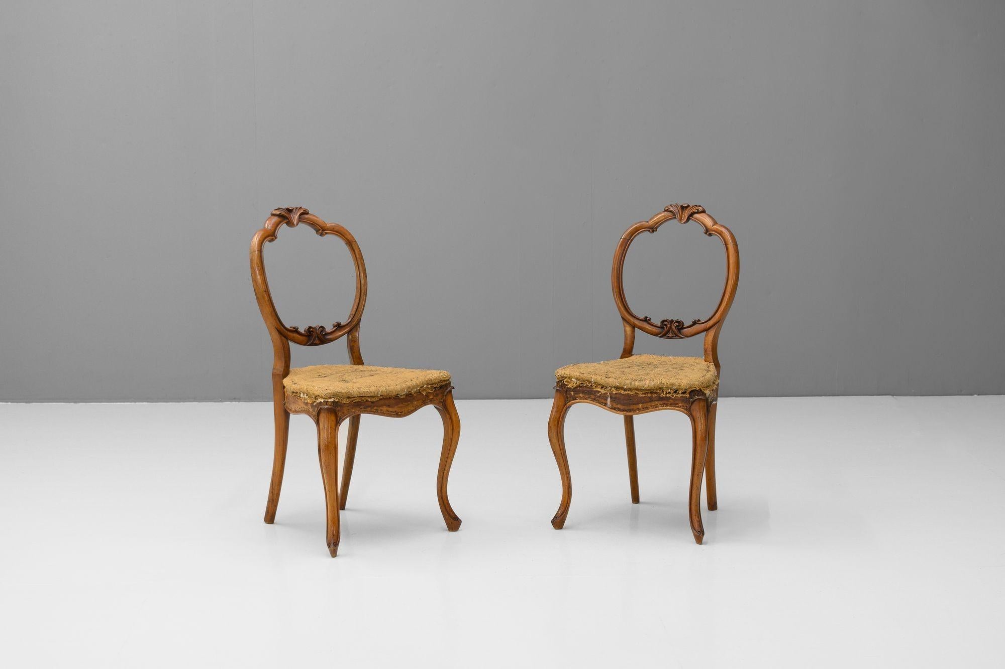 Quatre chaises d'appoint en noyer sur pieds cabriole. Circa 1880.
H 87cm (SH 45cm) x L 44cm x P 51cm