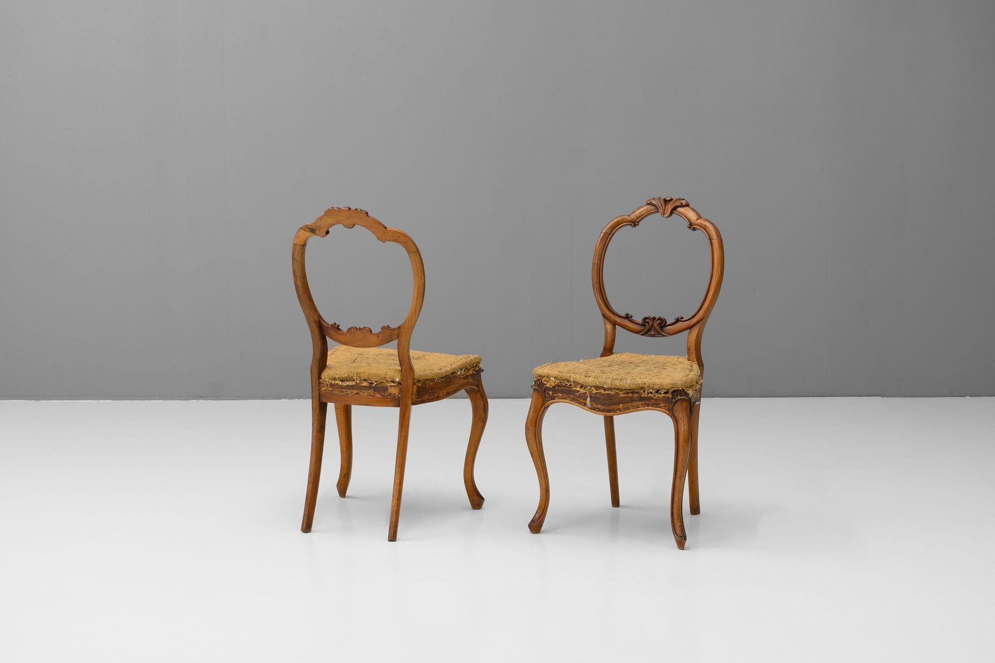 Britannique Quatre chaises d'appoint en noyer en vente