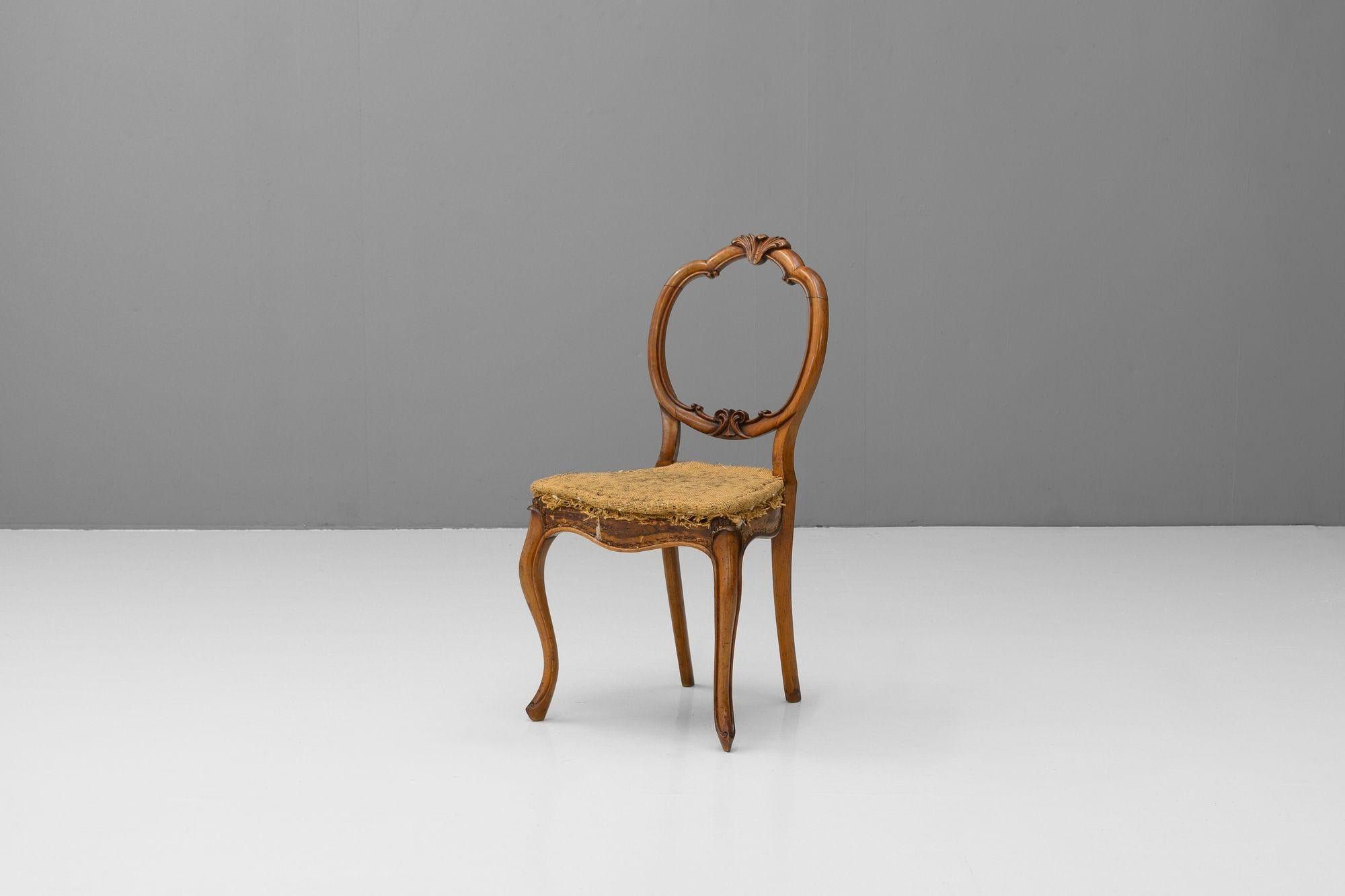 Quatre chaises d'appoint en noyer Bon état - En vente à London, England