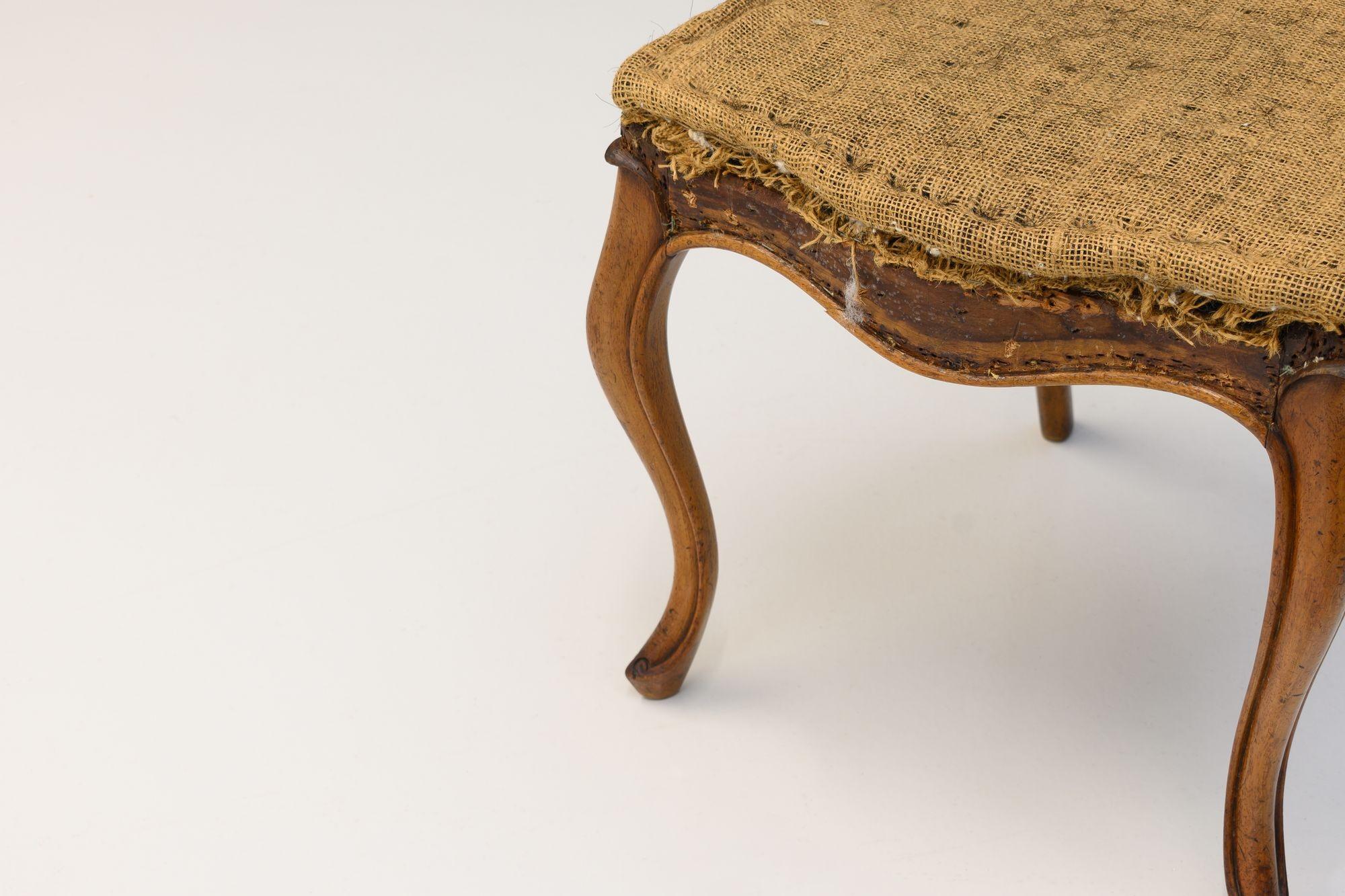 Quatre chaises d'appoint en noyer en vente 1