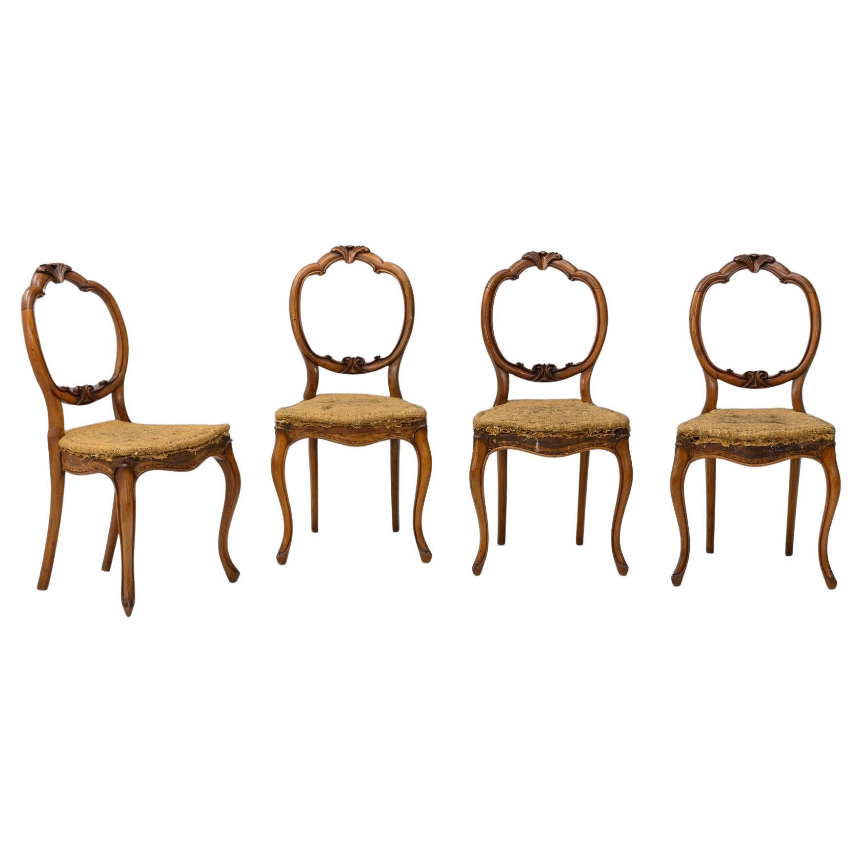 Quatre chaises d'appoint en noyer