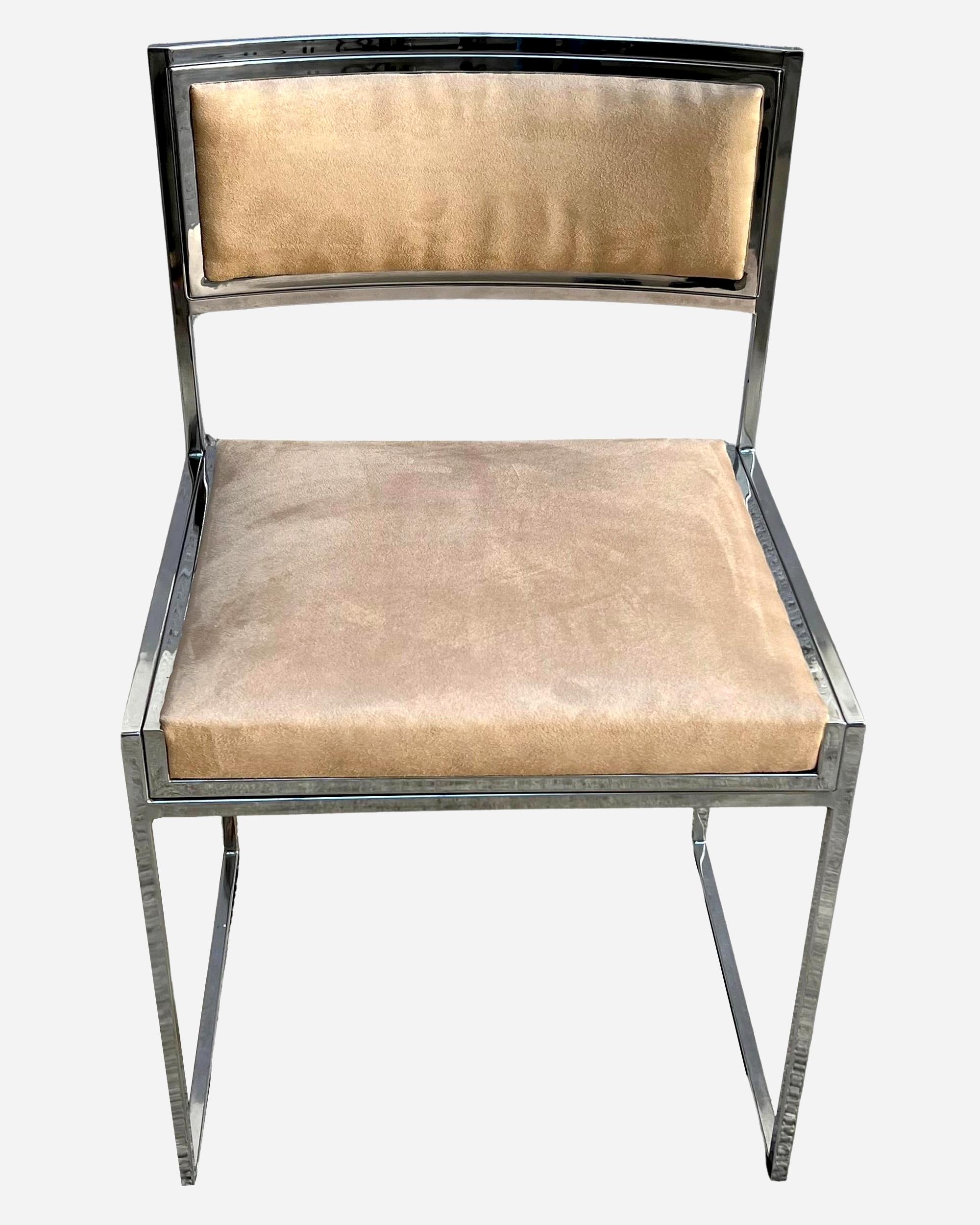 Vier Esszimmerstühle, entworfen von Willy Rizzo, um 1970, Italien. 
Chrom-Struktur. 
Neue Alcantara-Polsterung.