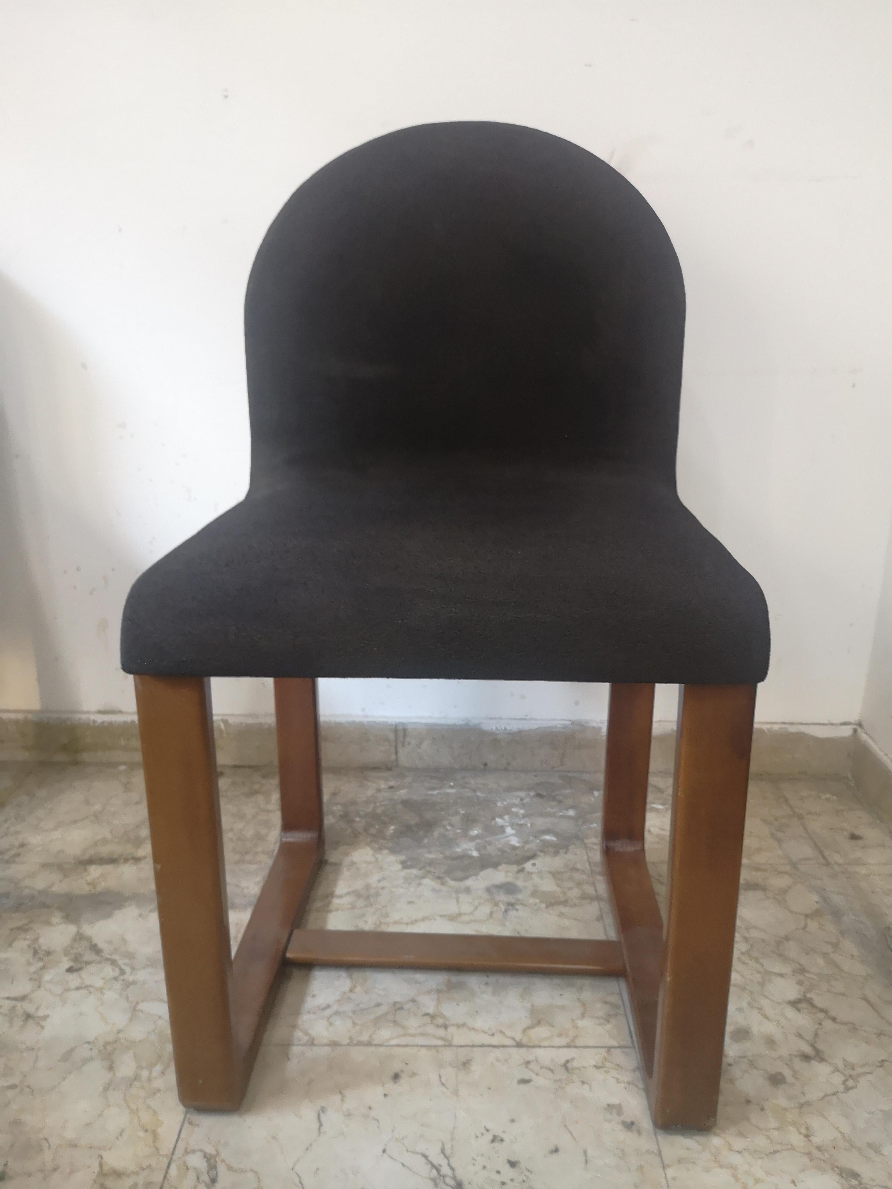Four chairs with leather seat and wooden structure of 60s design

in the style of Afra & Tobia Scarpa

The measurements of the chairs are:
Maximum height at the backrest 86 cm
Chair width 47 cm
Seat depth 40 cm
Seat height 47 cm

At your disposal