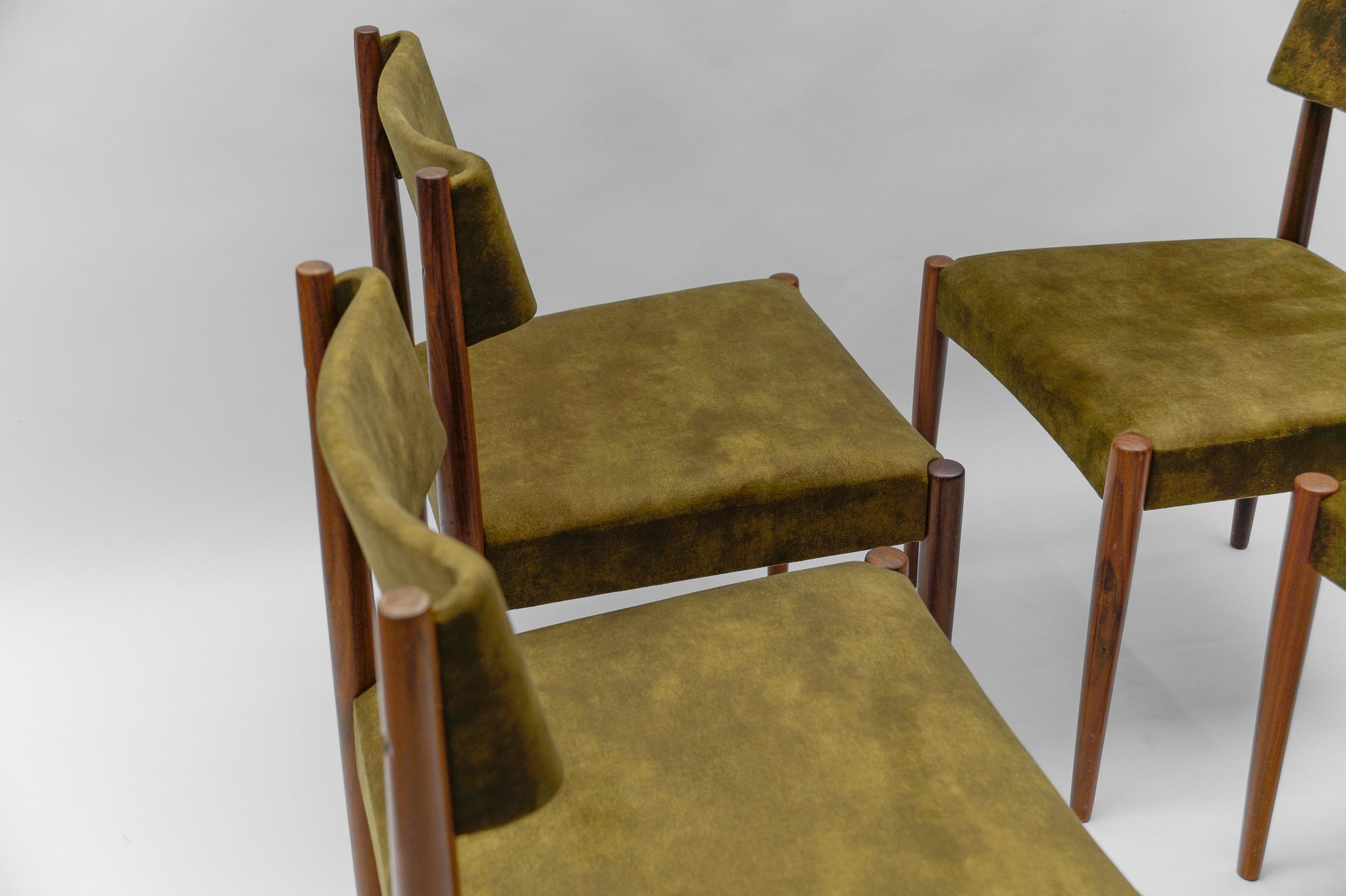 Cuatro sillas de comedor escandinavas de madera, años 60 Tela