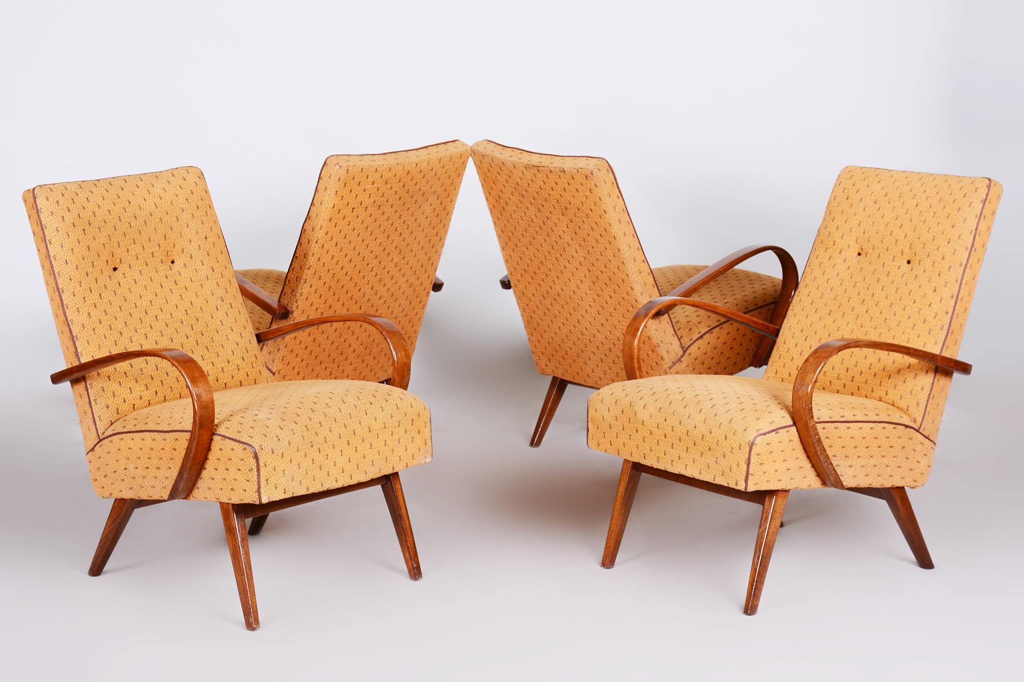 Quatre fauteuils jaunes du milieu du siècle fabriqués en République tchèque dans les années 1950, état d'origine en vente 3