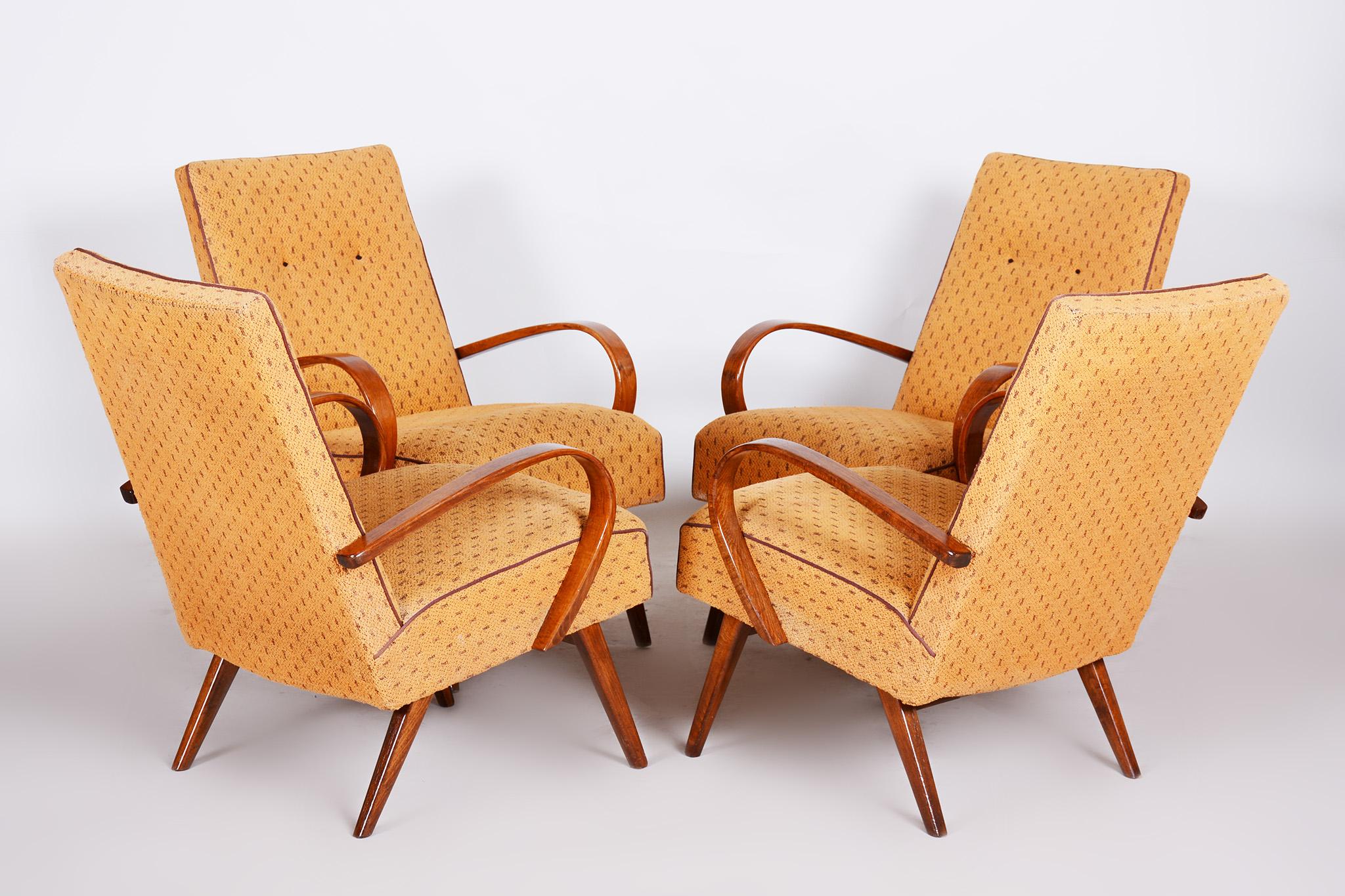 Quatre fauteuils jaunes du milieu du siècle fabriqués en République tchèque dans les années 1950, état d'origine en vente 6
