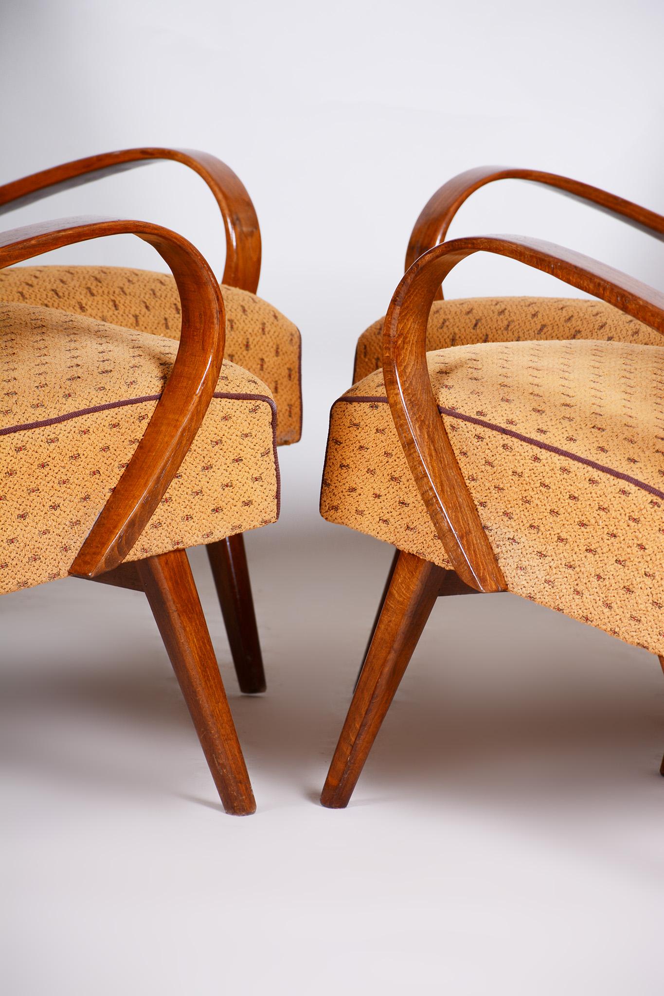 Quatre fauteuils jaunes du milieu du siècle fabriqués en République tchèque dans les années 1950, état d'origine en vente 7