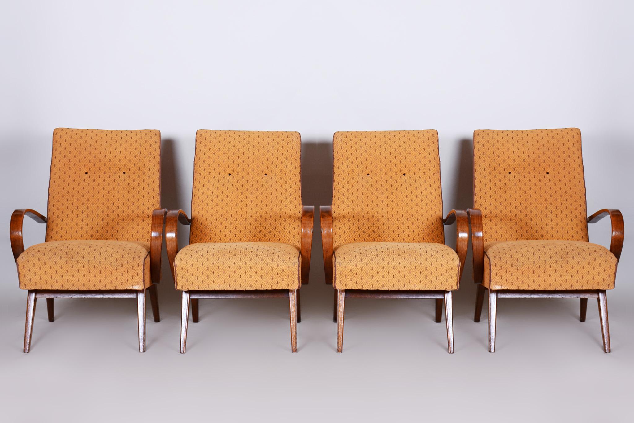 Quatre fauteuils, milieu du siècle, Tchécoslovaquie
Période 1950-1960.
Matériau : Hêtre.





