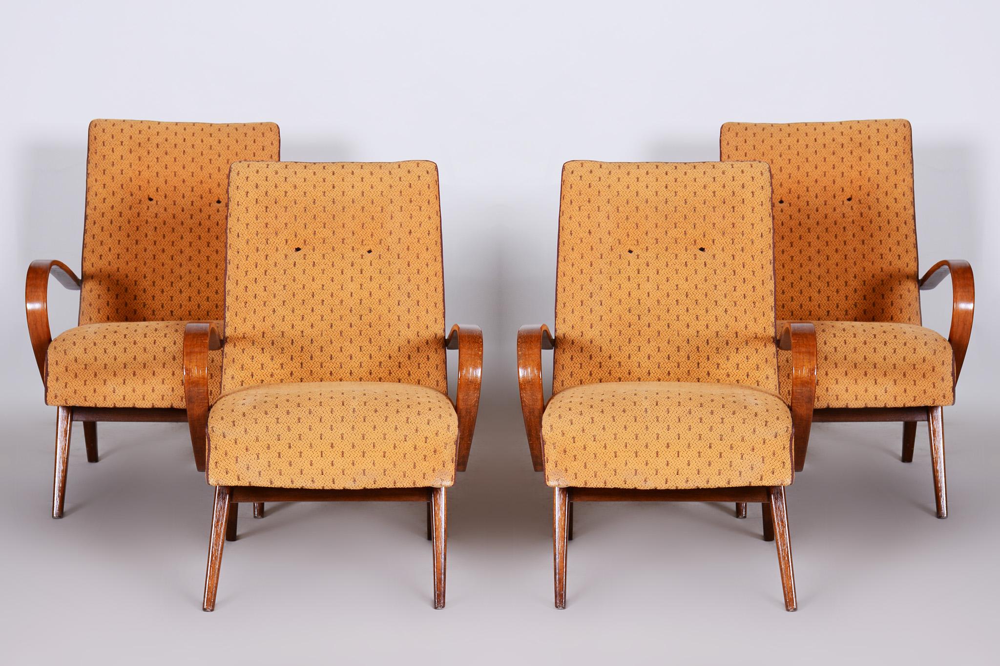 Mid-Century Modern Quatre fauteuils jaunes du milieu du siècle fabriqués en République tchèque dans les années 1950, état d'origine en vente