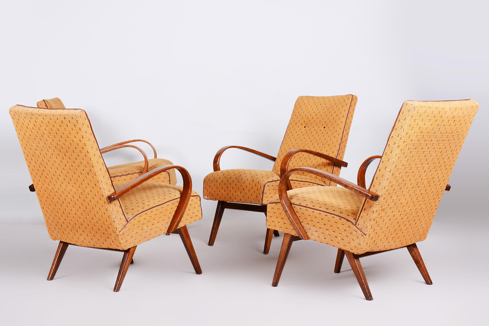 Tissu Quatre fauteuils jaunes du milieu du siècle fabriqués en République tchèque dans les années 1950, état d'origine en vente