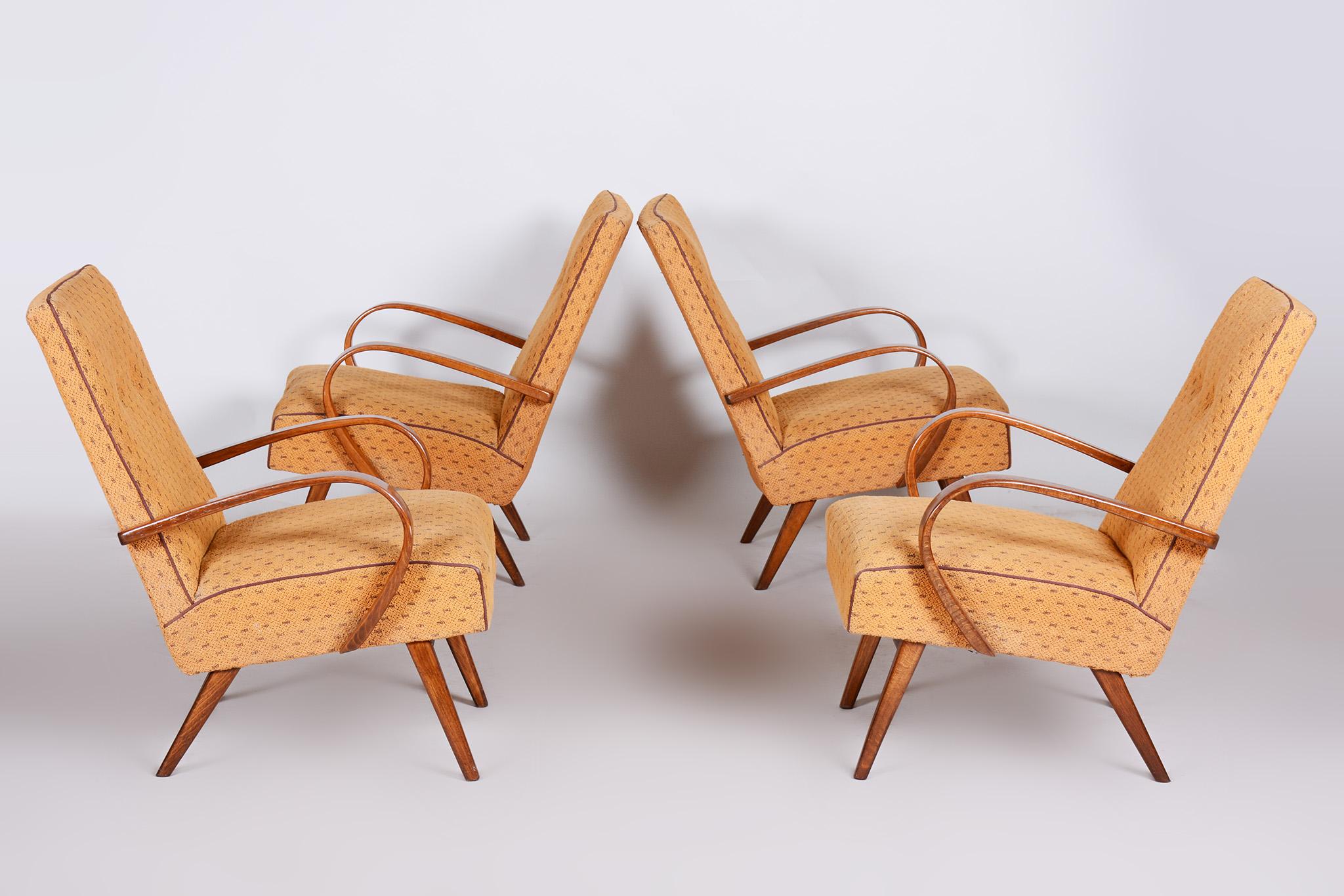Quatre fauteuils jaunes du milieu du siècle fabriqués en République tchèque dans les années 1950, état d'origine en vente 1