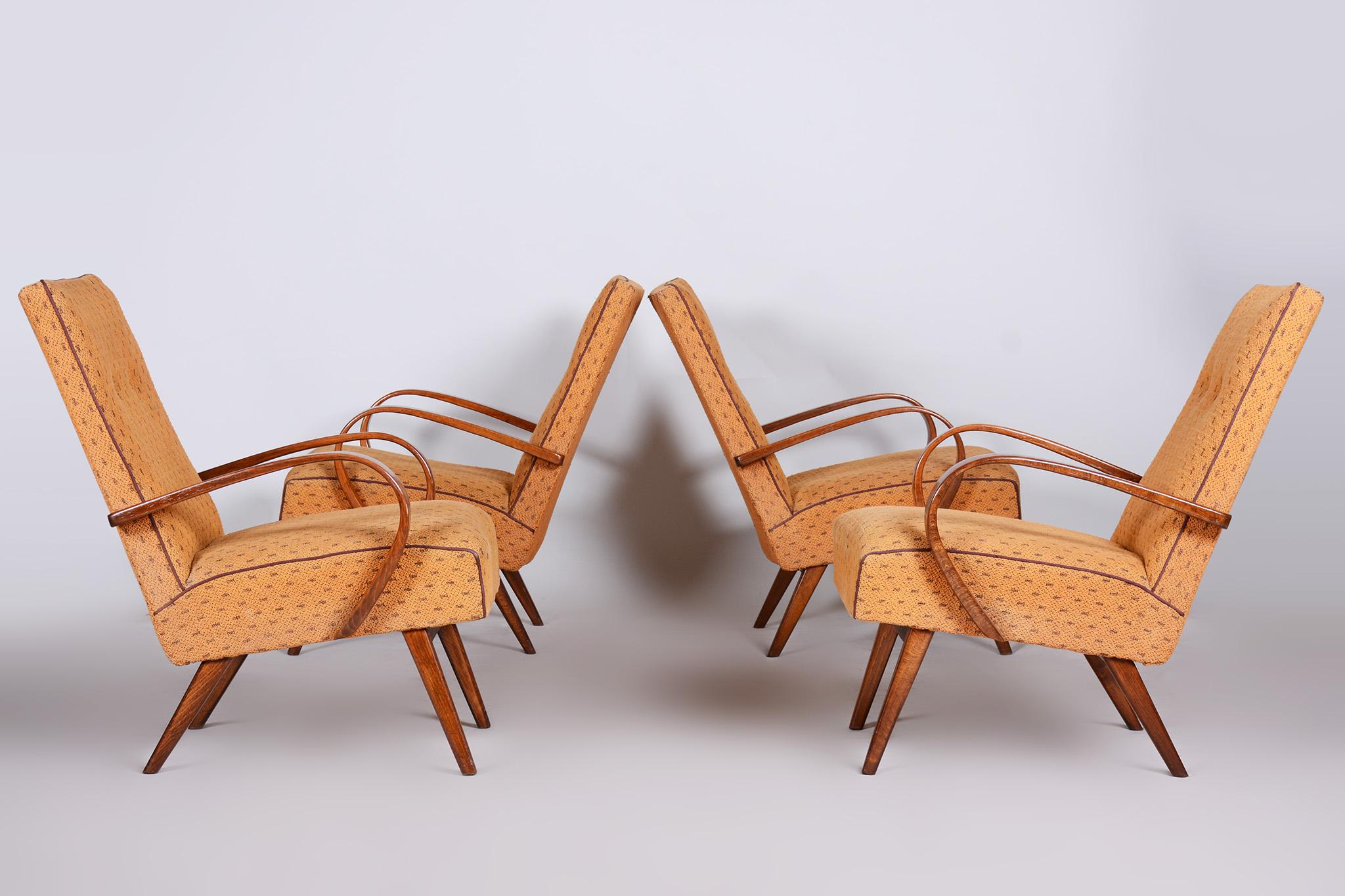 Quatre fauteuils jaunes du milieu du siècle fabriqués en République tchèque dans les années 1950, état d'origine en vente 2