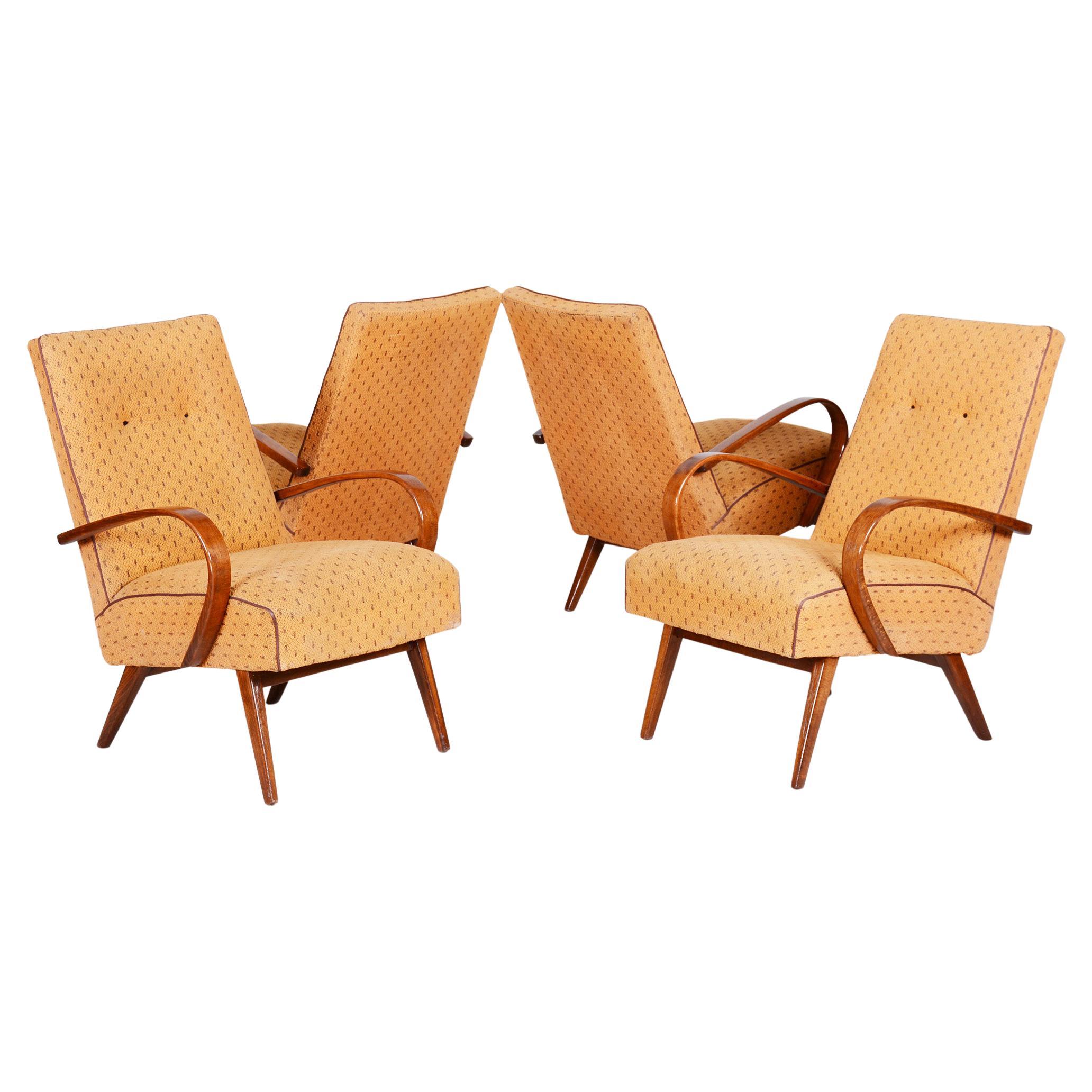 Quatre fauteuils jaunes du milieu du siècle fabriqués en République tchèque dans les années 1950, état d'origine en vente